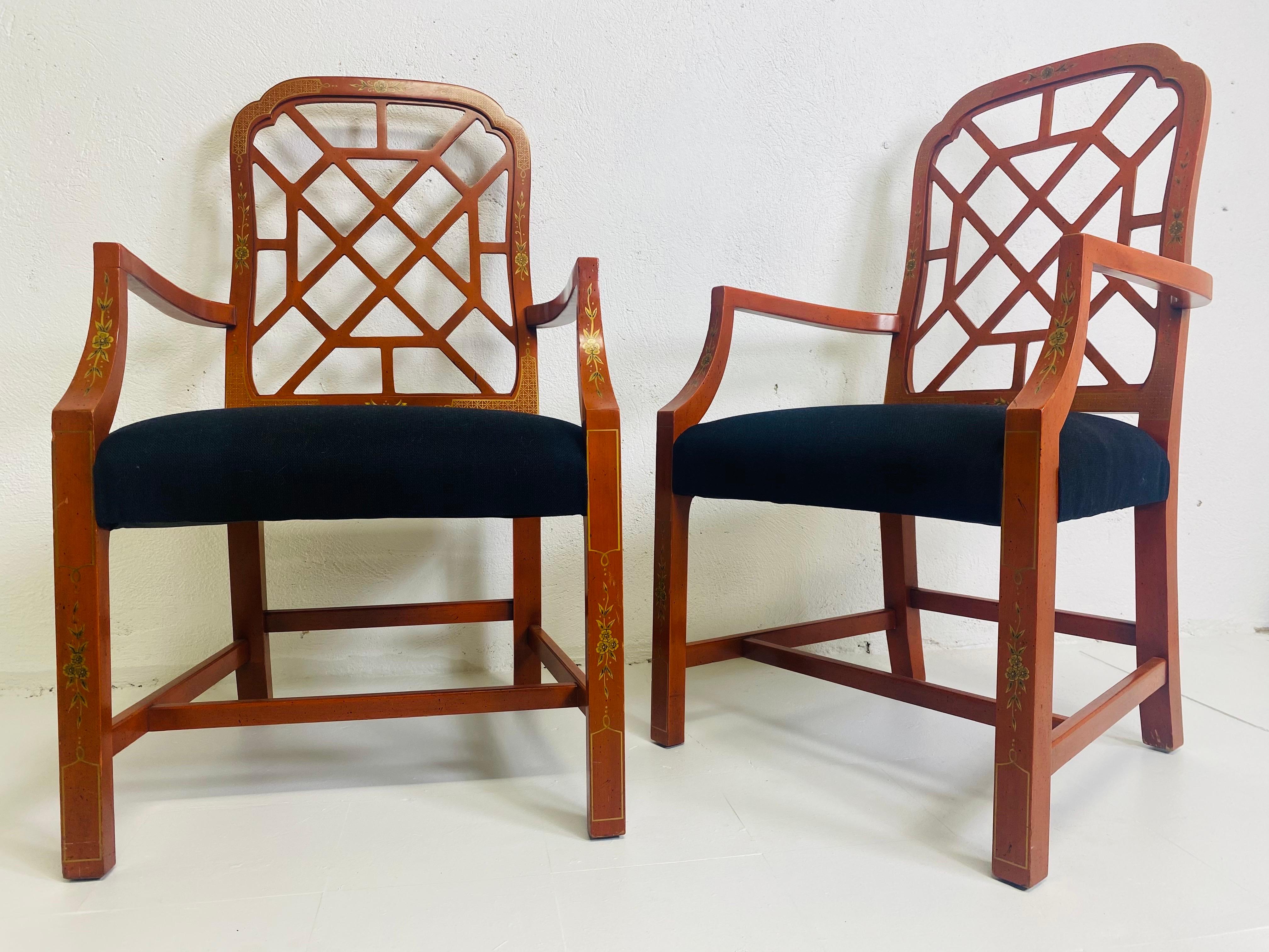 Poltroncine da decoratore dipinte a mano della metà del secolo scorso, una coppia In condizioni buone in vendita a Allentown, PA
