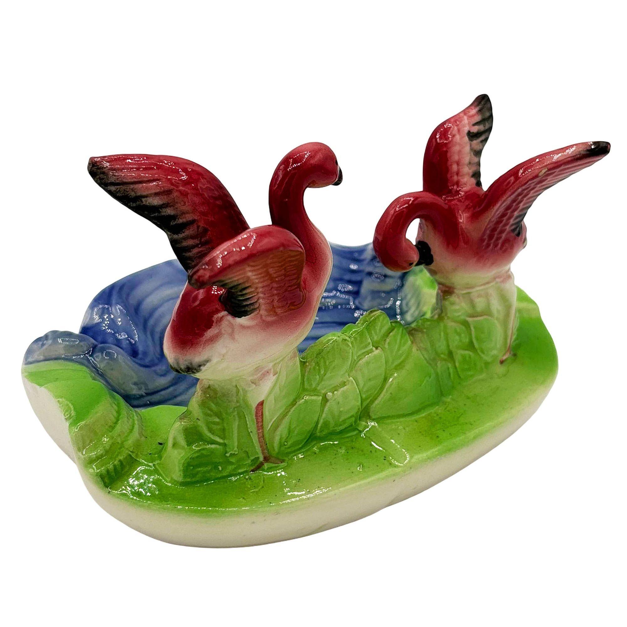 Mitte des Jahrhunderts Hand gemalt rosa Flamingo Paar in Pfund Keramik Scenic Sculpture im Zustand „Hervorragend“ im Angebot in Van Nuys, CA