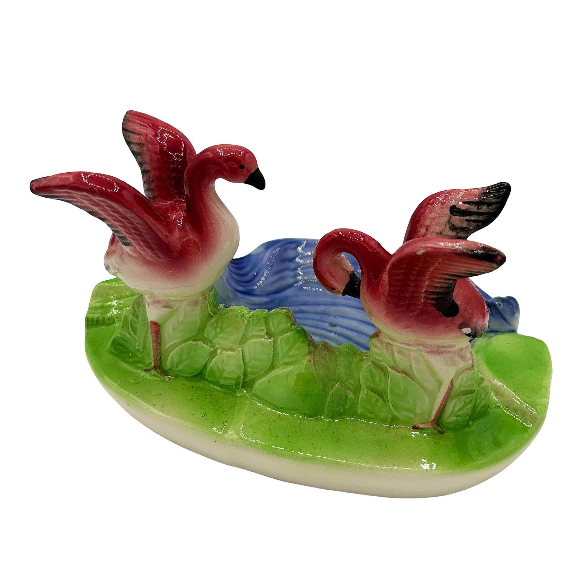 Mitte des Jahrhunderts Hand gemalt rosa Flamingo Paar in Pfund Keramik Scenic Sculpture (Mitte des 20. Jahrhunderts) im Angebot