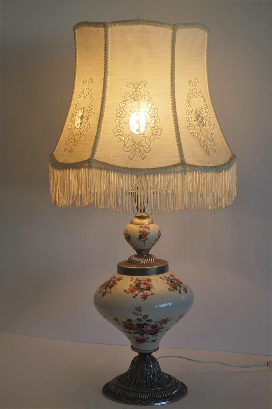 Vintage hand painted porcelain and metal table lamp with beautiful hand embroidered linen lamp shade, Portugal, 1930s.
The lamp has been rewired: One E27 light bulb socket.
Total height: 25 ½ inch (65 cm)
Diameter: 12 inch (30.5 cm)
Height