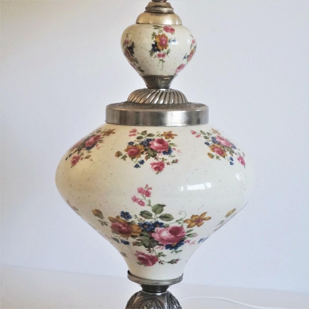 Handbemalte Porzellan-Tischlampe aus der Jahrhundertmitte mit handbesticktem Leinenschirm (Portugiesisch) im Angebot