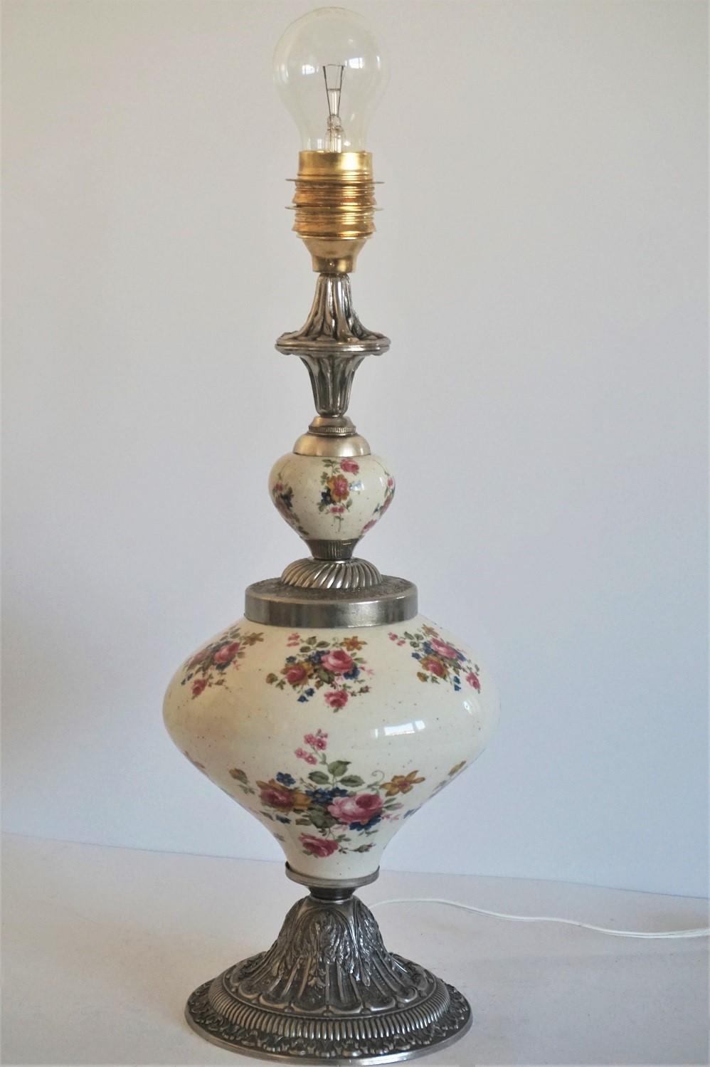 20ième siècle Lampe de bureau du milieu du siècle dernier en porcelaine peinte à la main avec abat-jour en lin brodé à la main en vente