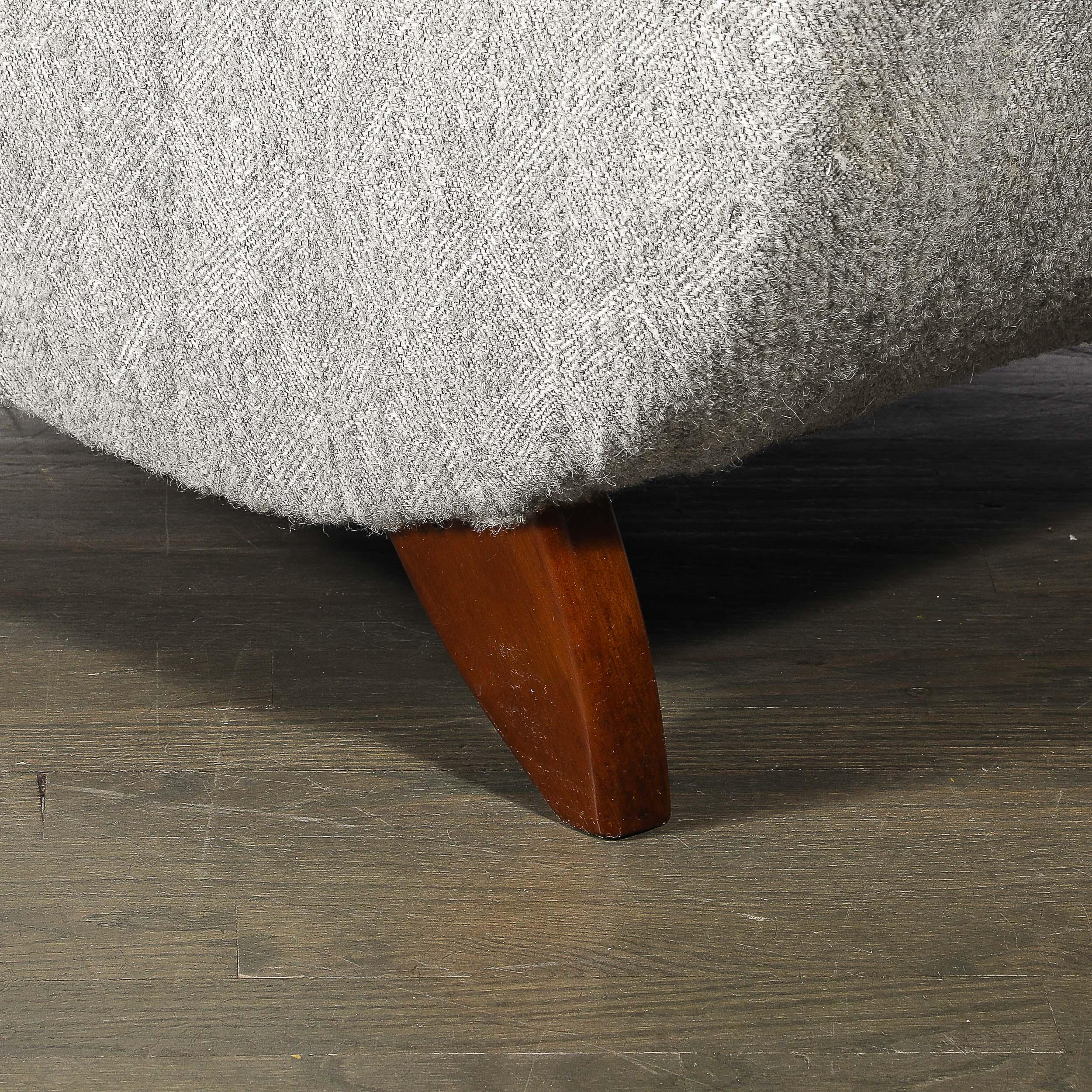 Poltrone Club di metà secolo in noce strofinato a mano e mohair Geo Hunt di James Mont in vendita 3