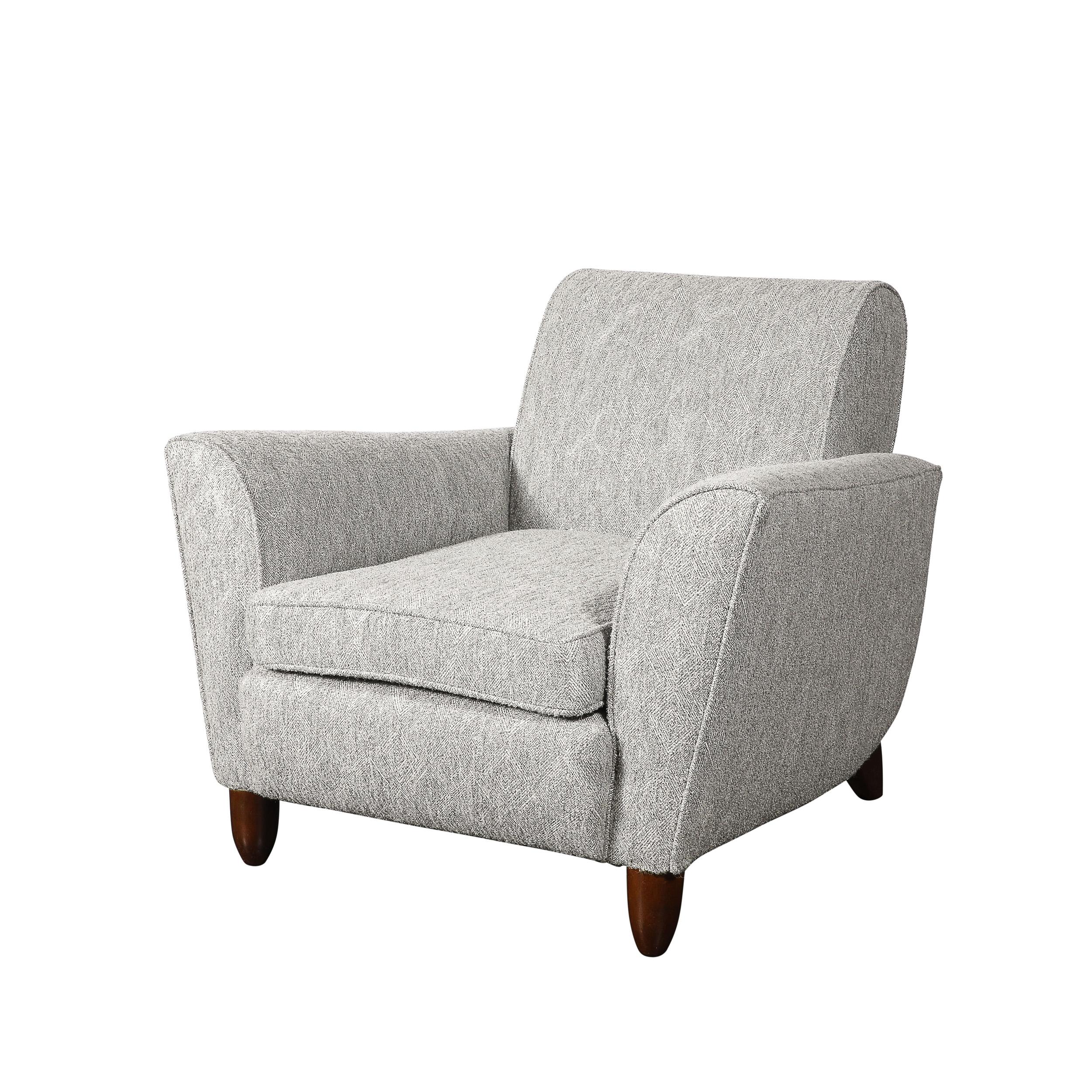 Questa eccezionale coppia di sedie da club moderniste del Mid-Century, progettate dal rinomato designer americano James Mont intorno al 1950, incarna la raffinatezza e l'artigianato di lusso. Le sedie vantano supporti in noce strofinati a mano che