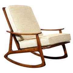 Chaise à bascule du milieu du siècle en noyer frotté à la main:: tapisserie Holly Hunt Champagne