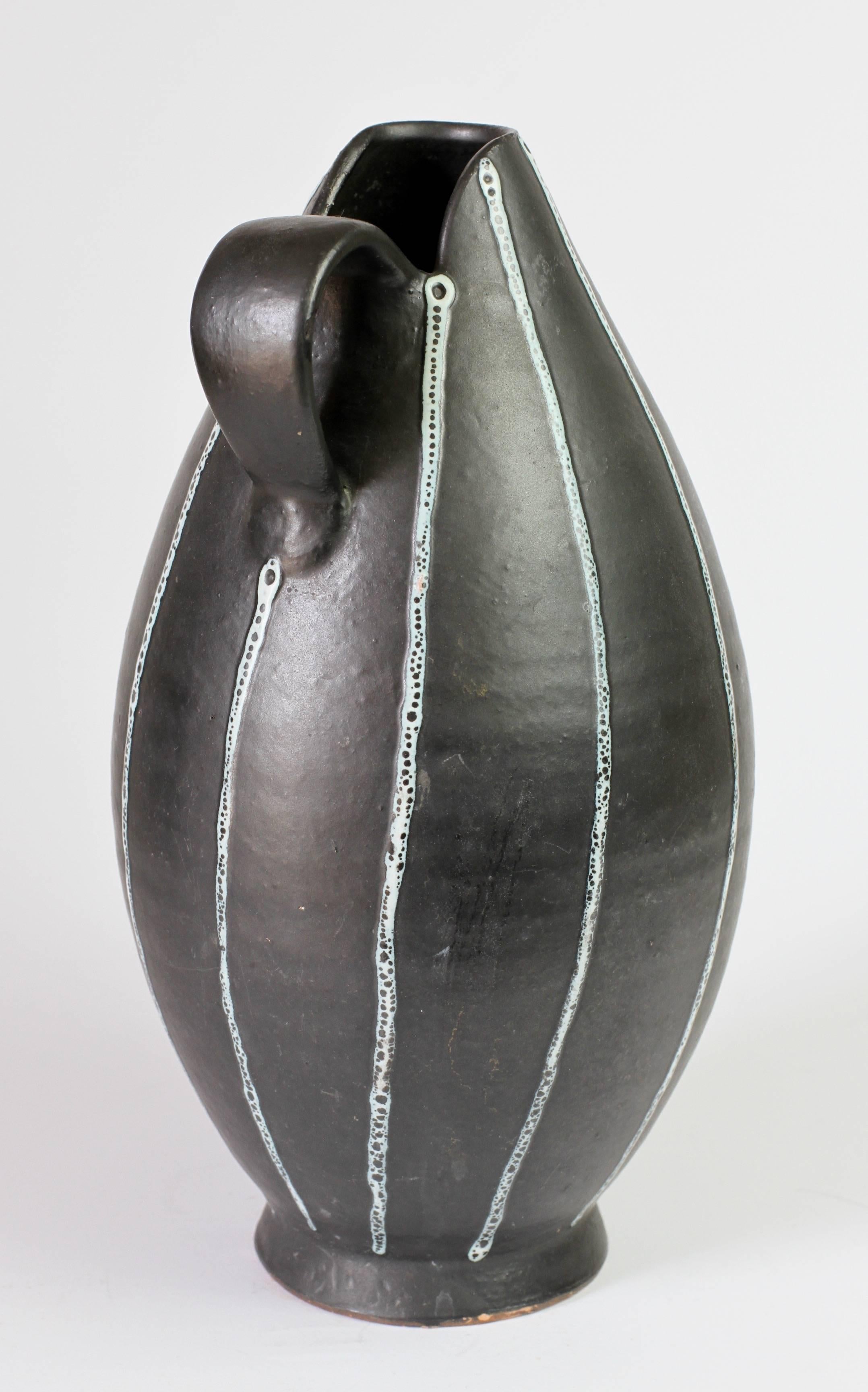 Handgedrehter schwarz-weißer „Pinstripe“-Krug oder Vase aus der Mitte des Jahrhunderts, ca. 1950er Jahre (Deutsch) im Angebot