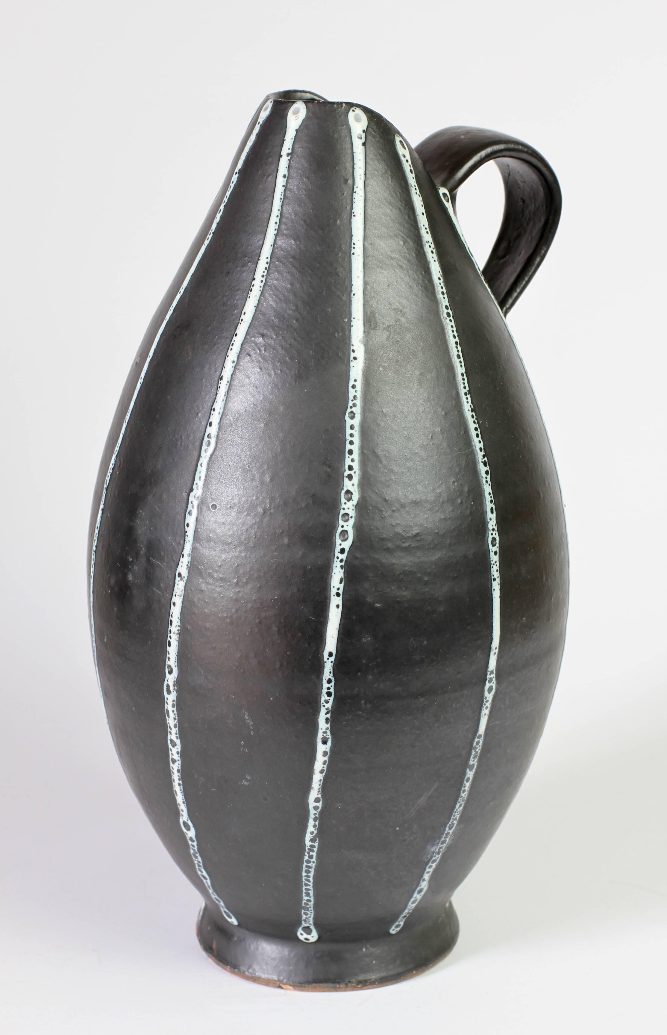 Handgedrehter schwarz-weißer „Pinstripe“-Krug oder Vase aus der Mitte des Jahrhunderts, ca. 1950er Jahre (20. Jahrhundert) im Angebot