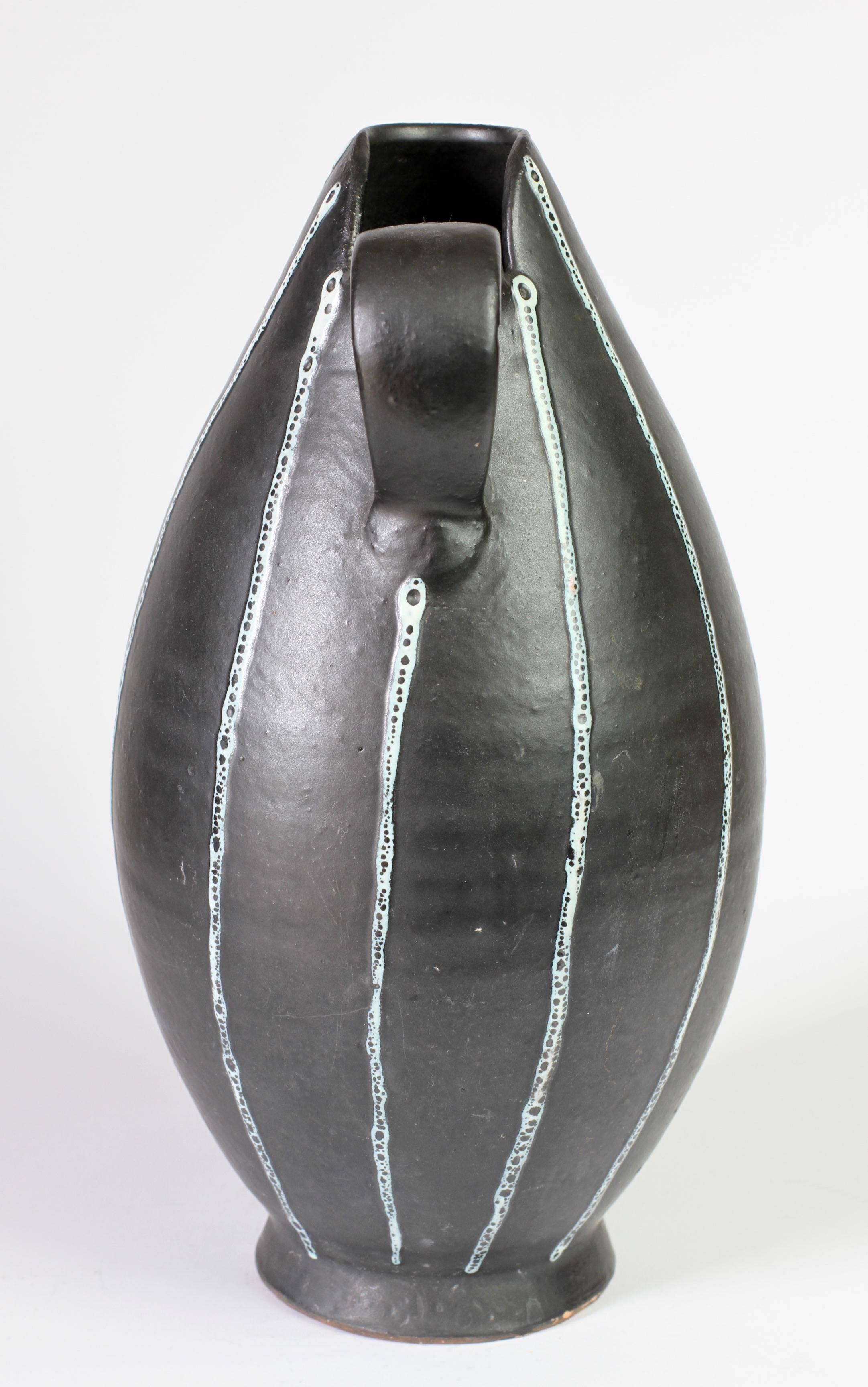 Handgedrehter schwarz-weißer „Pinstripe“-Krug oder Vase aus der Mitte des Jahrhunderts, ca. 1950er Jahre (Ton) im Angebot