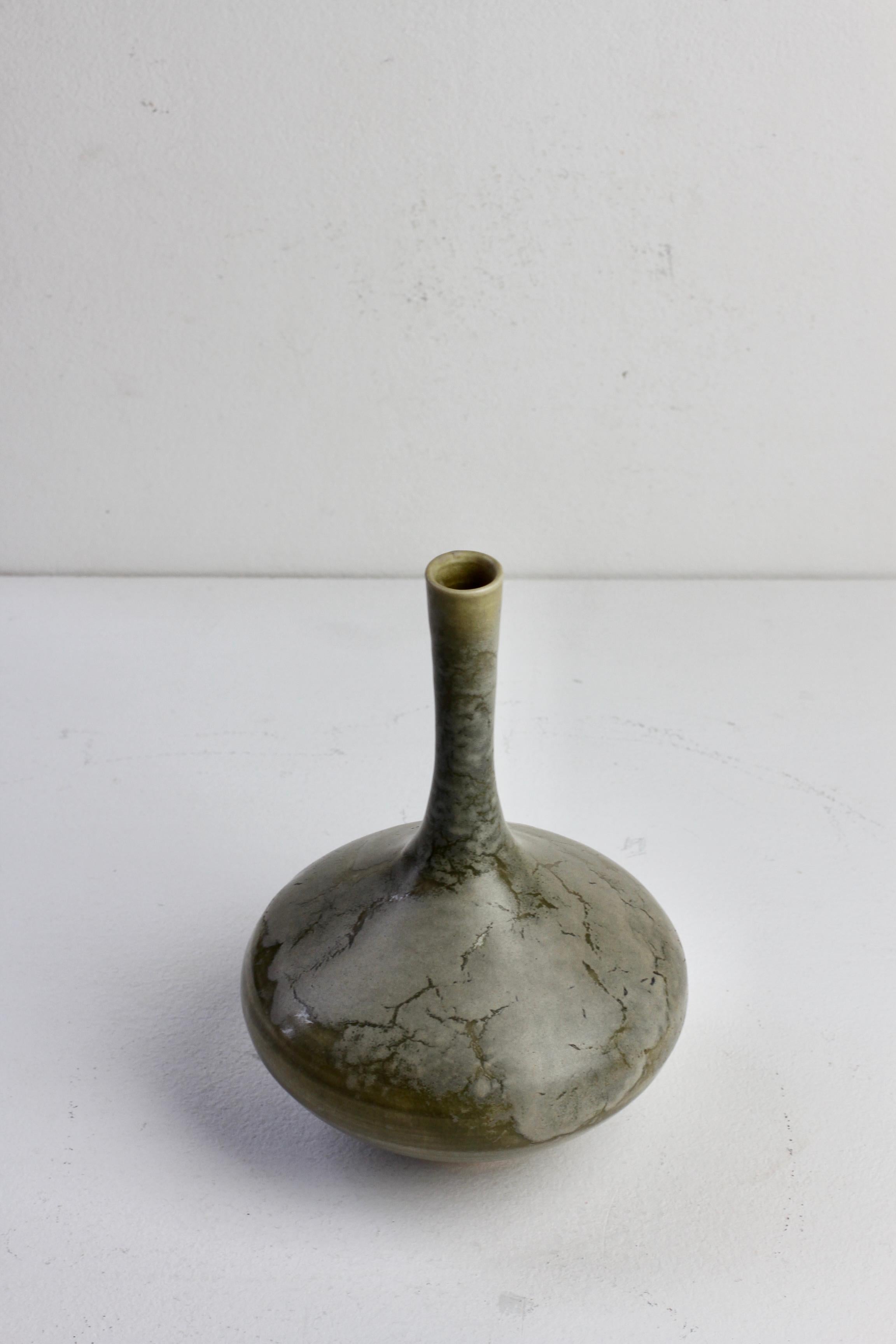 Questo splendido vaso d'epoca in argilla, realizzato da Görge Hohlt (1930-2022), intorno agli anni '70, nello Studio A di Hohlt Katzbach. Lo Studio Katzbach fu costruito, insieme al fratello Albrecht Hohlt e al padre Otto Hohlt, tra il 1947 e il