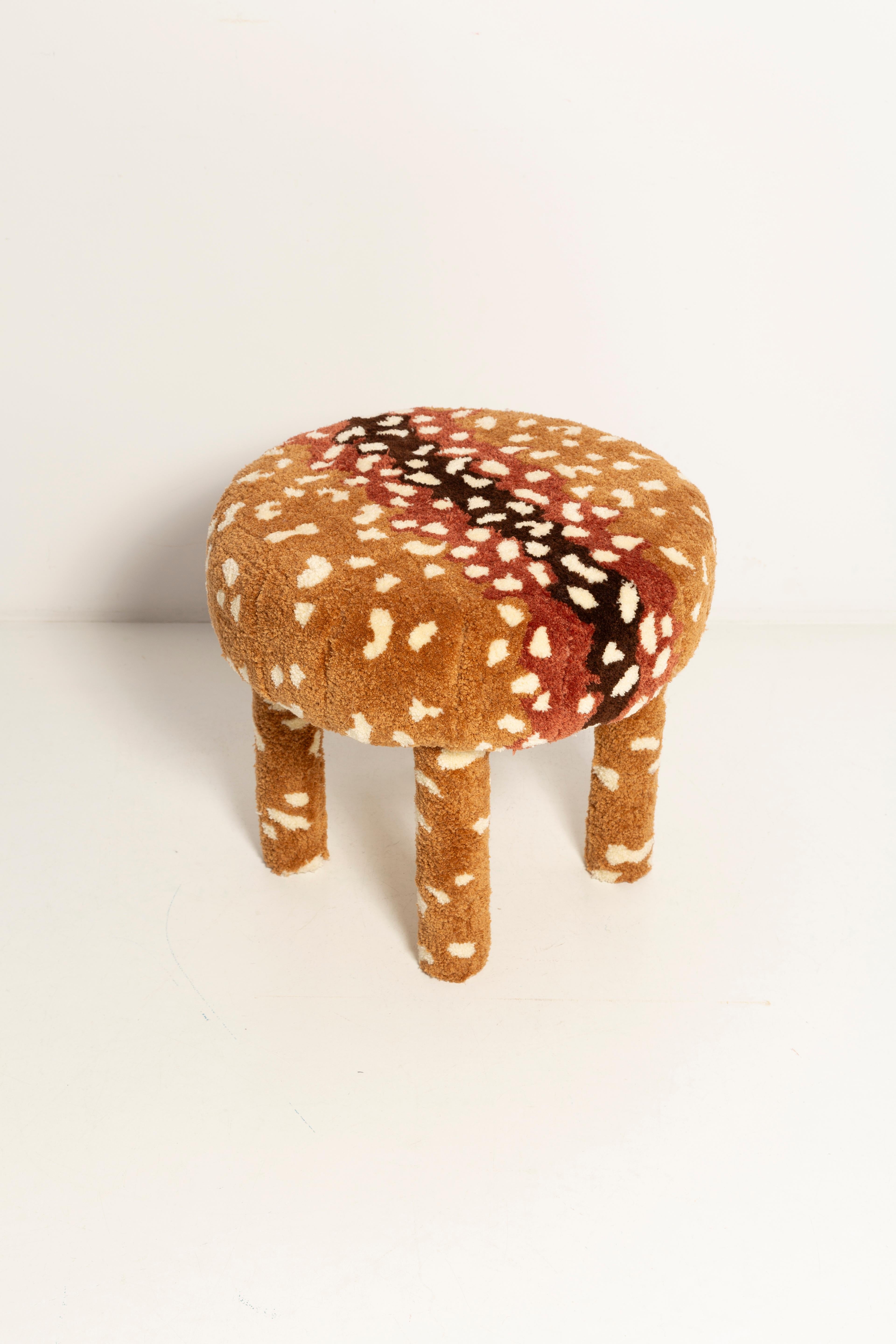 Tabouret du tournant des années 1960 et 1970. 

Un revêtement magnifique et unique. 

Le tabouret est préparé selon la technique du tufting à la main. Nous sommes les pionniers de cette technique. Tout est fabriqué à la main en Pologne, en