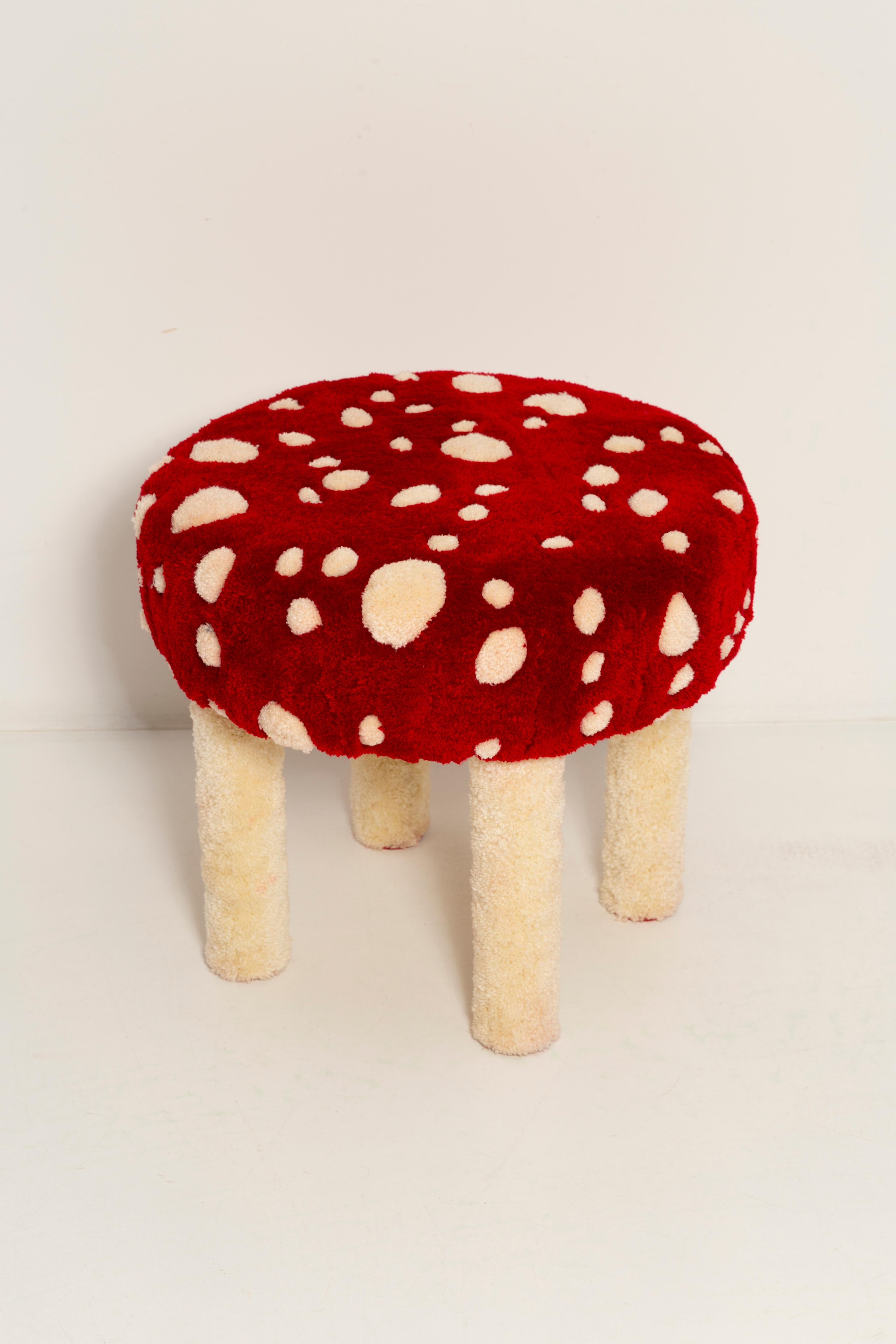 Taburete de finales de los años 60 y 70. 

Tapicería bonita y única. 

El taburete está elaborado con la técnica del tufting manual.
Todo está Hand Made en Polonia, Europa.
Utilizamos materiales 100% lana.

Podemos preparar este taburete también en