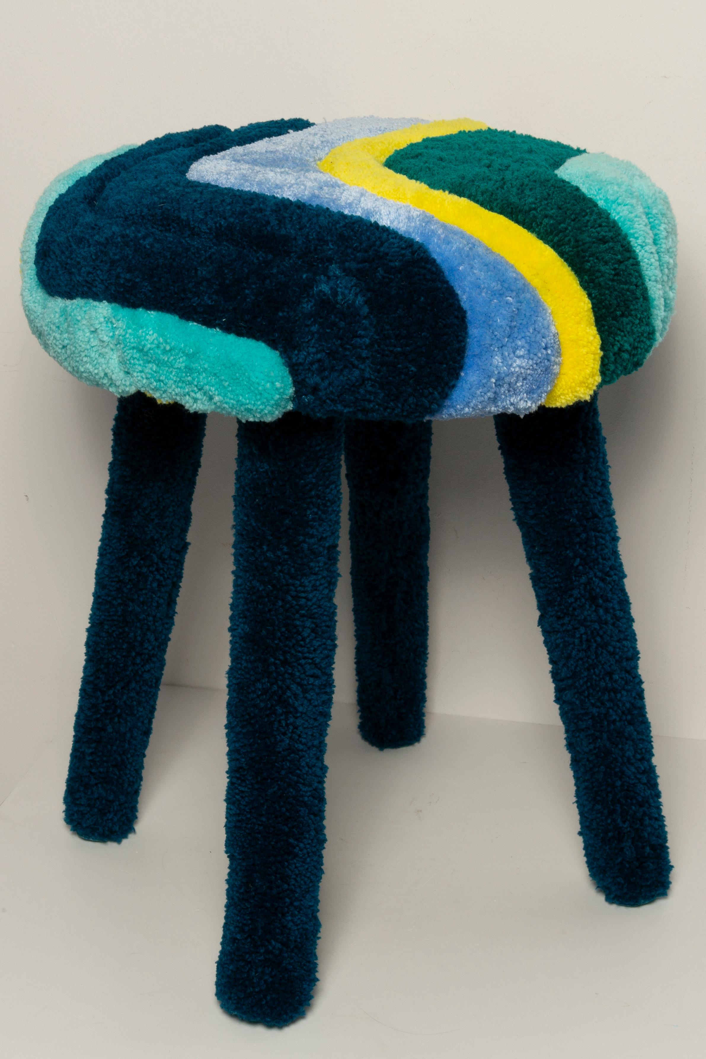 Taburete de lana tufting a mano de mediados de siglo, Europa, 1960 Hecho a mano en venta