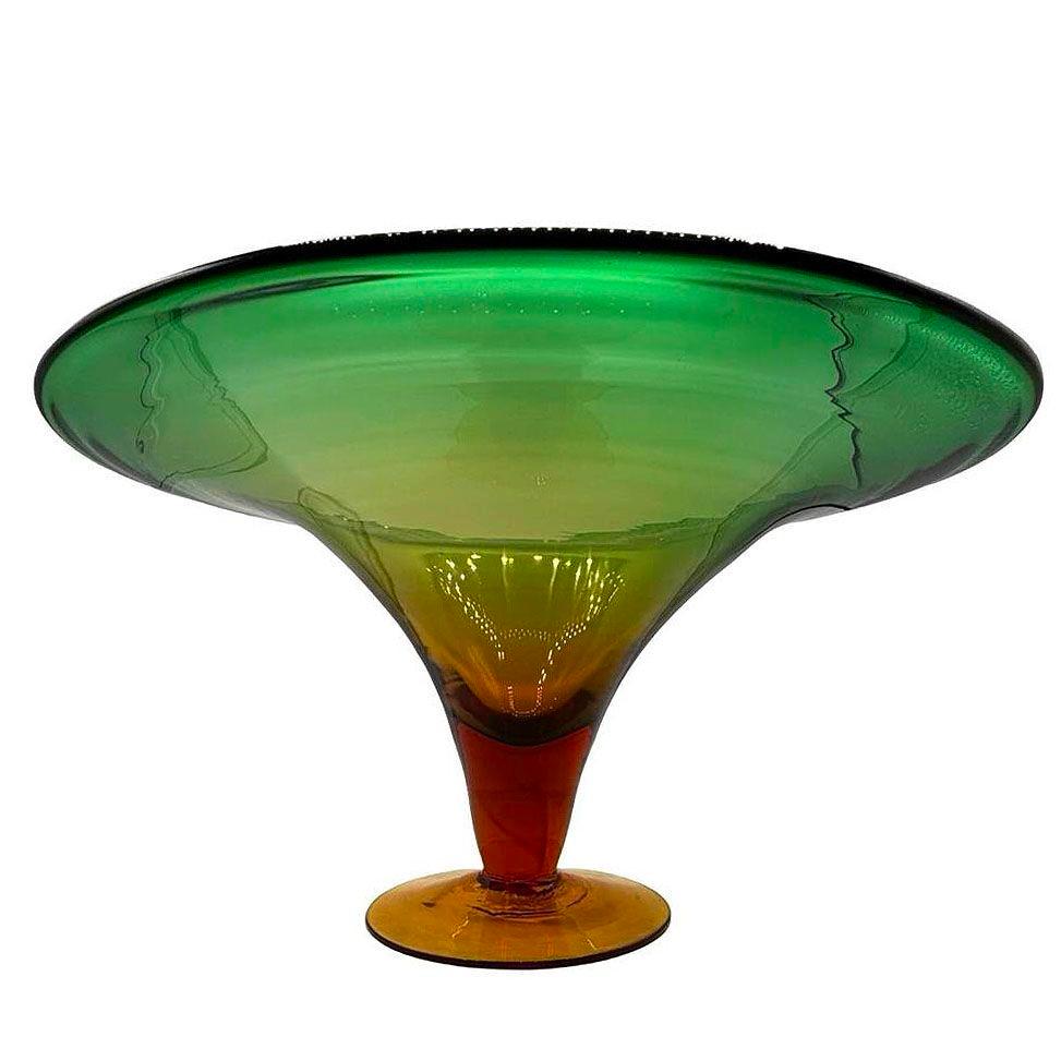 La coupe décorative soufflée à la main pour le centre de table dégage une élégance intemporelle avec ses couleurs mélangées rares et vibrantes, allant du vert à l'ambre. Fabriqué par Blenko dans la tradition de Murano, il témoigne d'un savoir-faire