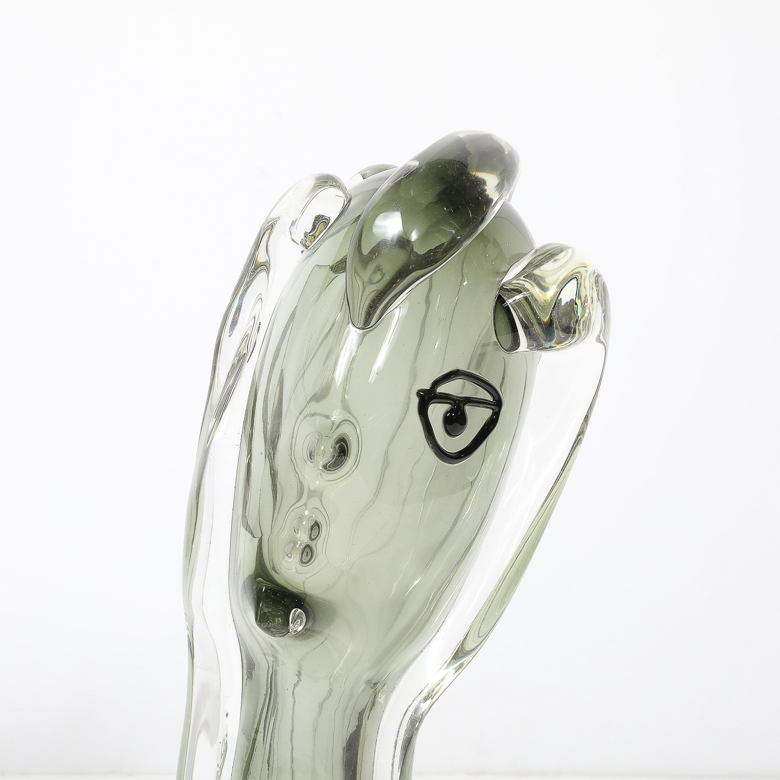 Questa sorprendente scultura modernista di metà secolo è soffiata a mano in vetro di Murano e firmata dal famoso artista Mario Badioli, originario dell'Italia del XX secolo. Il pezzo presenta un ritratto astratto che mette in mostra lo stile