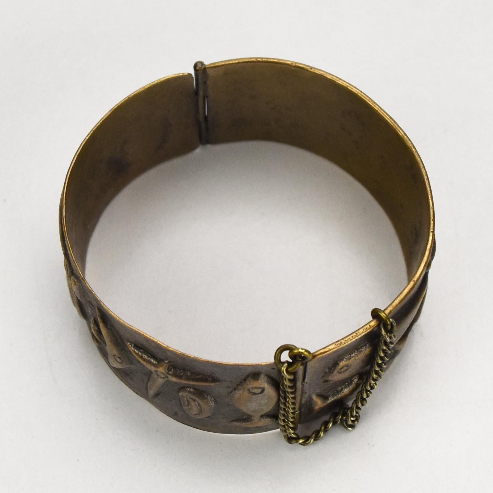 Hand-Crafted Mid-Century Handcrafted Bronze Hinged Bangle Bracelet with Fish Motif, Signed For Sale