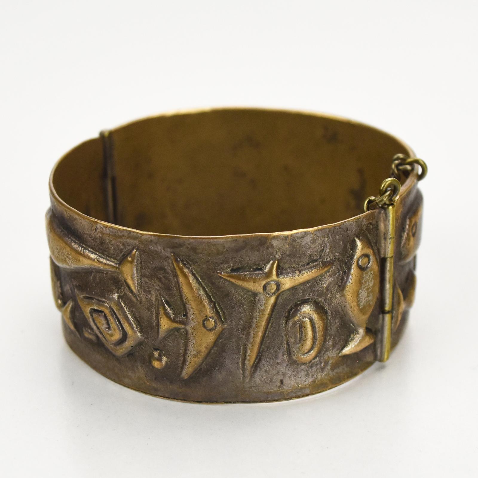 Mid-Century Handcrafted Bronze Hinged Bangle Bracelet with Fish Motif, Signed In Good Condition For Sale In Bad Säckingen, DE