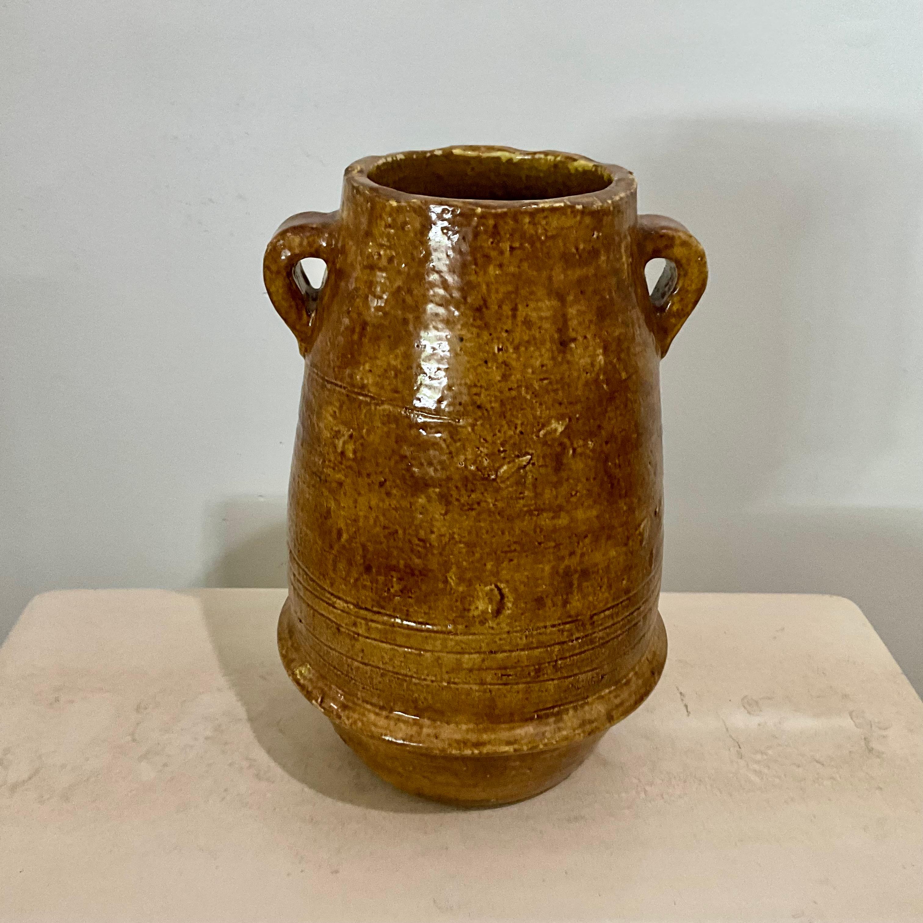 
Vaso in ceramica smaltata di metà secolo con doppio manico, non firmato, alto 12