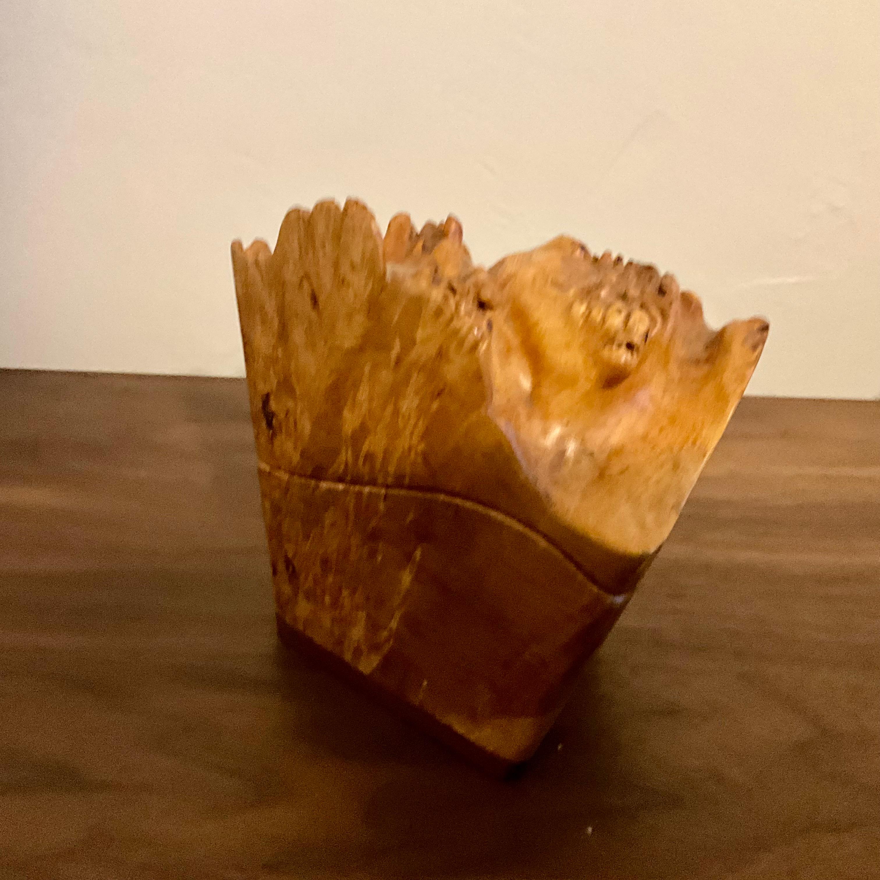 Mid-Century Handcrafted Lidded Live Edge Burl Wood Box – Artist Signed In Good Condition In West Palm Beach, US