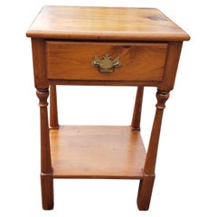 Table d'appoint à deux niveaux et à un tiroir, en pin massif finis, du milieu du siècle, fabriquée à la main