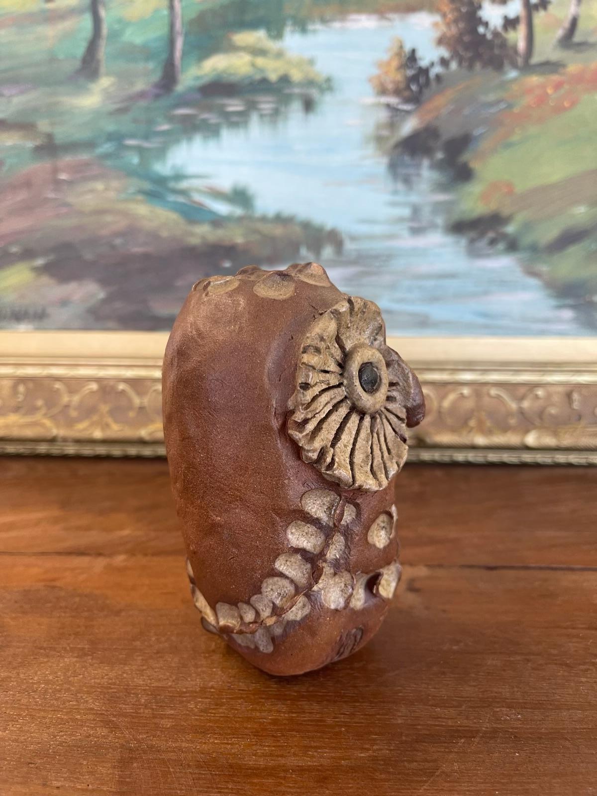 Mid-Century Modern Sculpture de hibou en Studio Pottery du milieu du siècle avec glaçure texturée en vente