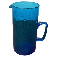 Jarra de cristal azul hecha a mano de mediados de siglo, años 60