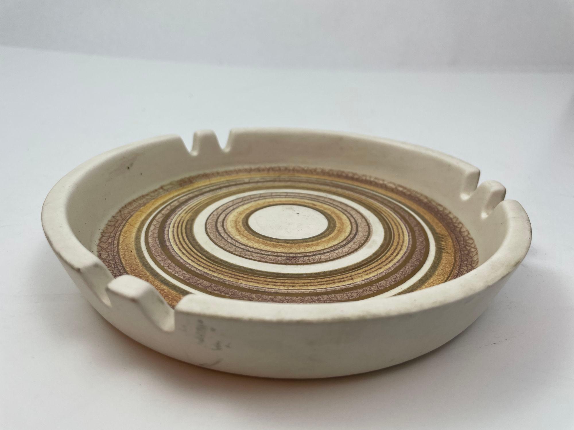 Handgefertigter runder Keramik-Aschenbecher aus der Mitte des Jahrhunderts, signiert von Sascha Brastoff.
Unterschrieben: Sascha Brastoff Kalifornien #056A.
Abmessungen: 1,25