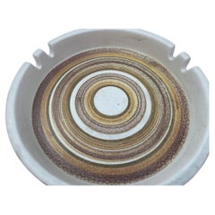 Posacenere rotondo in ceramica di metà secolo fatto a mano firmato da Sascha Brastoff