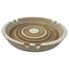 Mid Century Handmade Ceramic Round Ashtray signiert von Sascha Brastoff