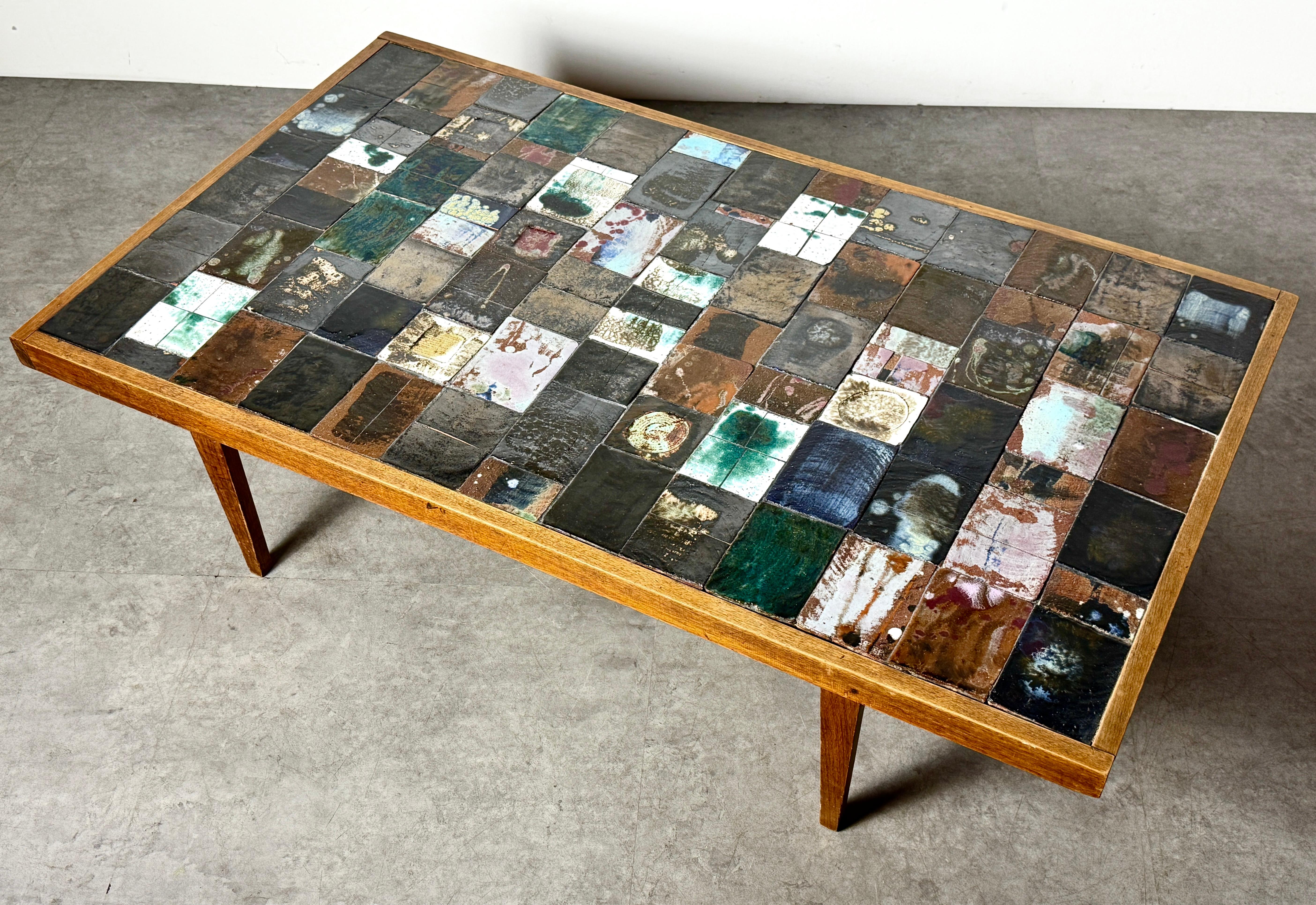 Außergewöhnlicher, einzigartiger Tisch des australischen Keramikkünstlers Gerard Havekes (1925-2011)

Circa 1960er Jahre

Mosaikoberfläche aus einzelnen handgefertigten Fliesen mit unglaublichen Glasuren und Details, abstrakt angeordnet in einem