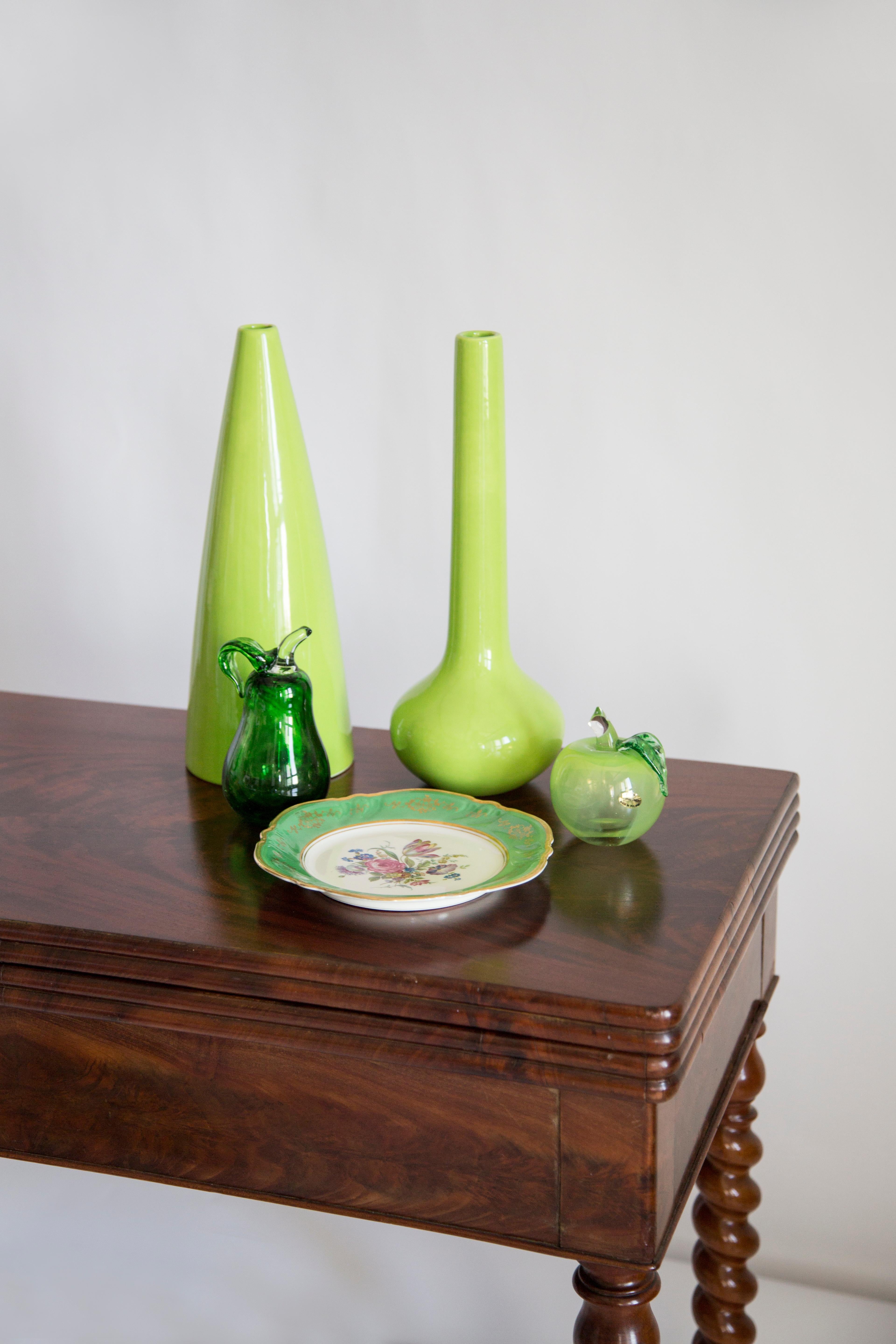 El objeto de la subasta es una pera de cristal hecha a mano por K. Jabłoński.

La decoración está usada pero en perfecto estado. Es una obra artística, realizada en los años 60 en Polonia.

El cristal es de color verde oscuro, con una hoja más