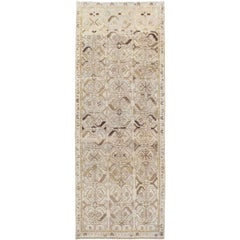 Tapis de couloir persan fait à la main du milieu du siècle dernier en beige, violet et bleu