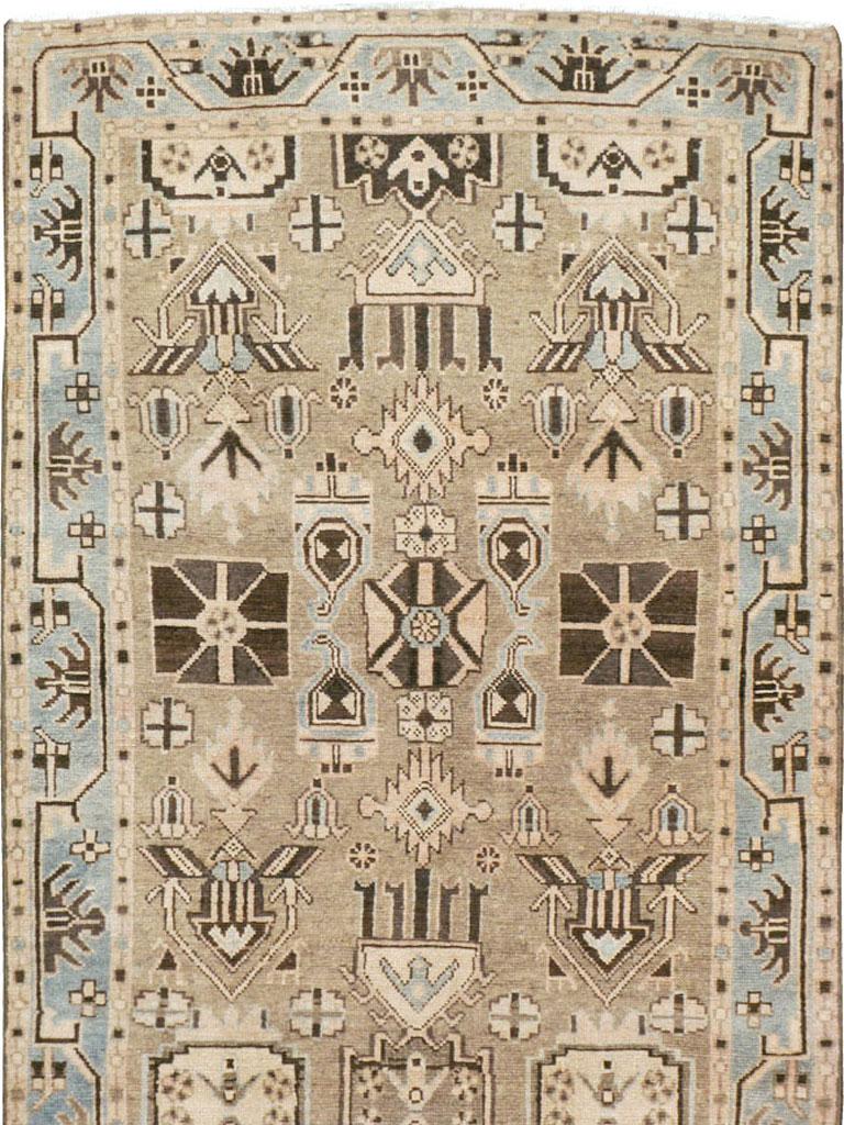 Handgefertigter persischer Läufer aus der Mitte des Jahrhunderts in Taupe, Hellblau und Grau (Volkskunst) im Angebot