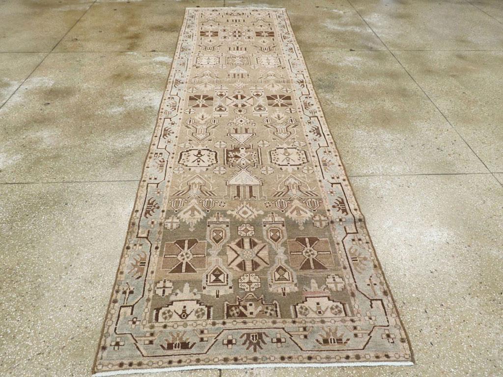 Handgefertigter persischer Läufer aus der Mitte des Jahrhunderts in Taupe, Hellblau und Grau (Persisch) im Angebot