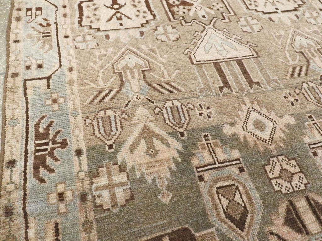 Handgefertigter persischer Läufer aus der Mitte des Jahrhunderts in Taupe, Hellblau und Grau (Handgeknüpft) im Angebot