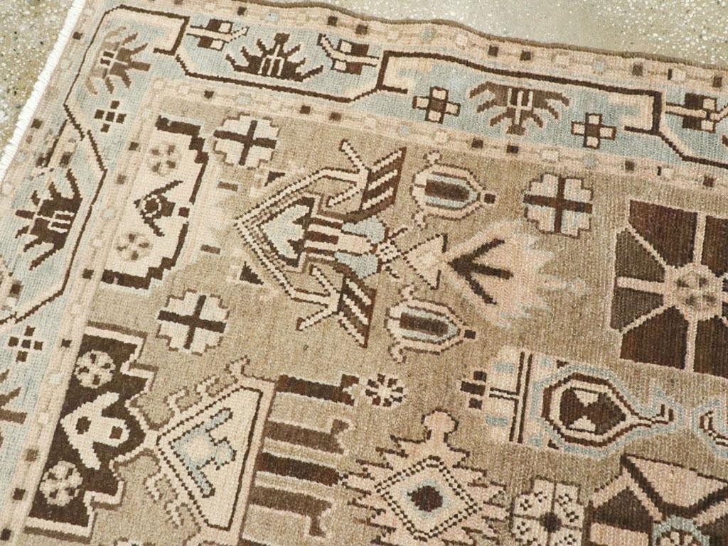 Handgefertigter persischer Läufer aus der Mitte des Jahrhunderts in Taupe, Hellblau und Grau im Zustand „Gut“ im Angebot in New York, NY