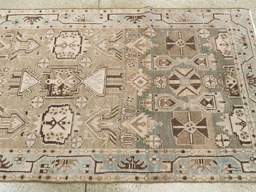 Handgefertigter persischer Läufer aus der Mitte des Jahrhunderts in Taupe, Hellblau und Grau (Wolle) im Angebot
