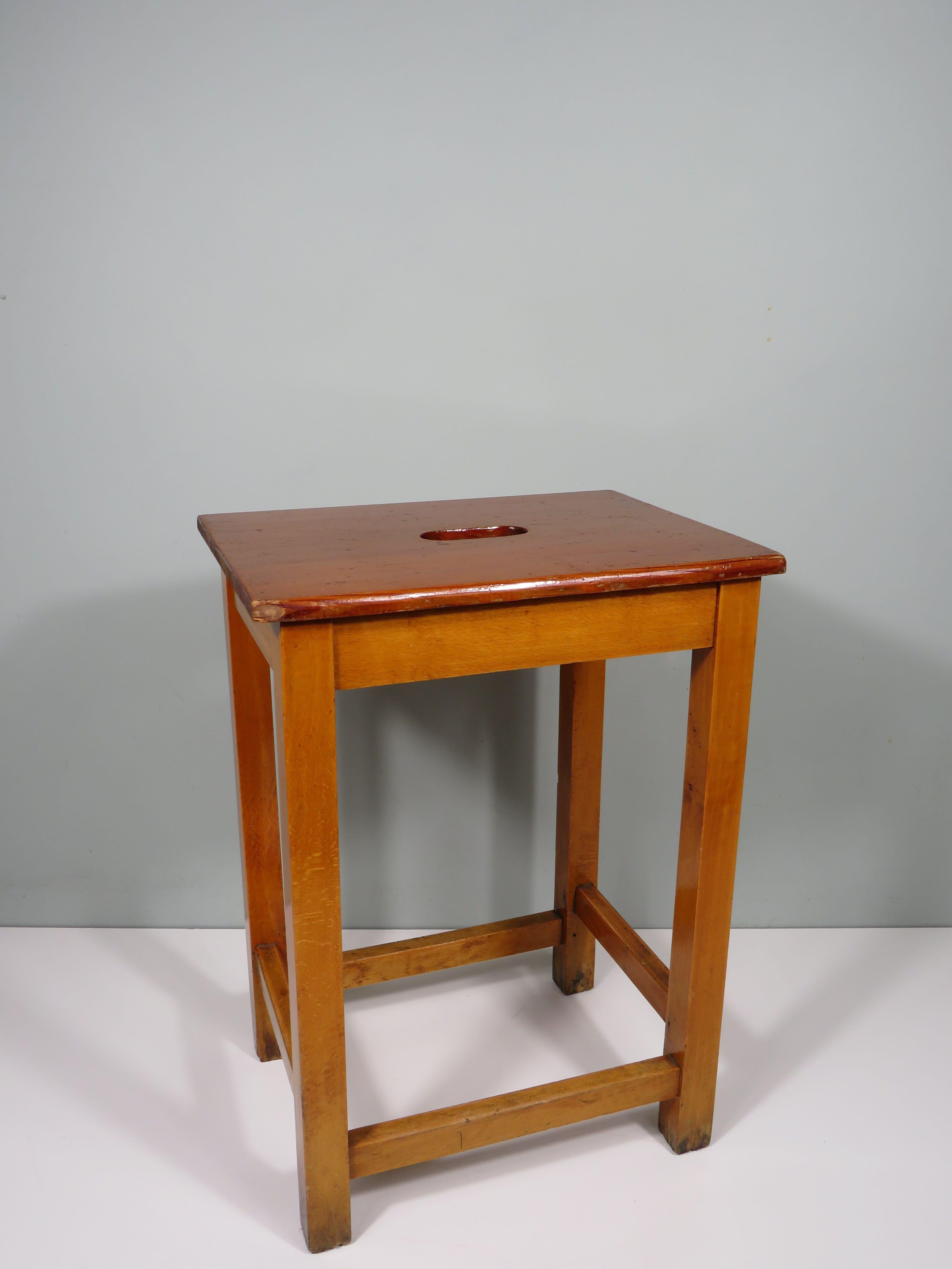 Mid-Century moderno Sgabello da studio di metà secolo fatto a mano con maniglia, Belgio 1960 in vendita