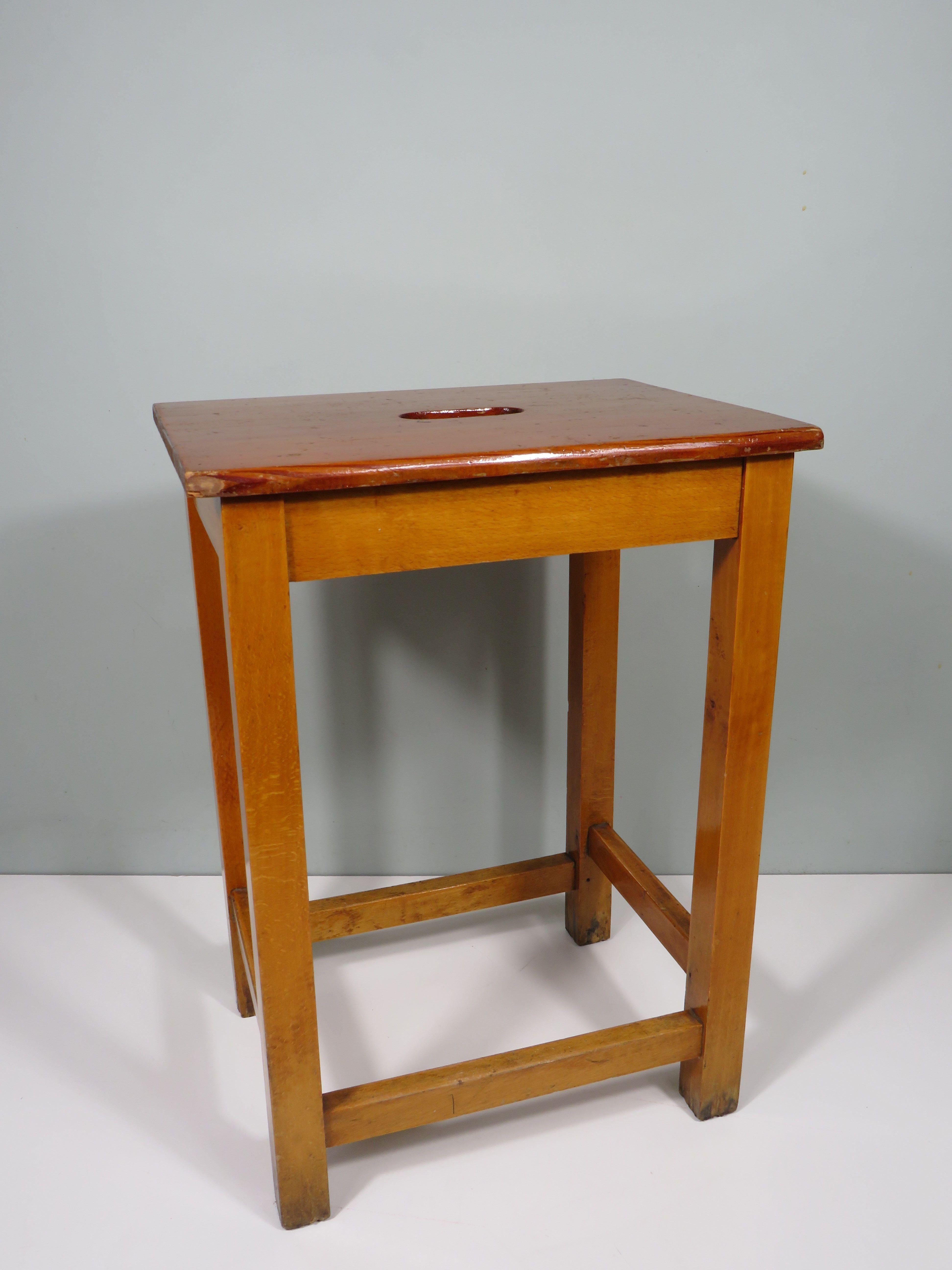 Belga Sgabello da studio di metà secolo fatto a mano con maniglia, Belgio 1960 in vendita