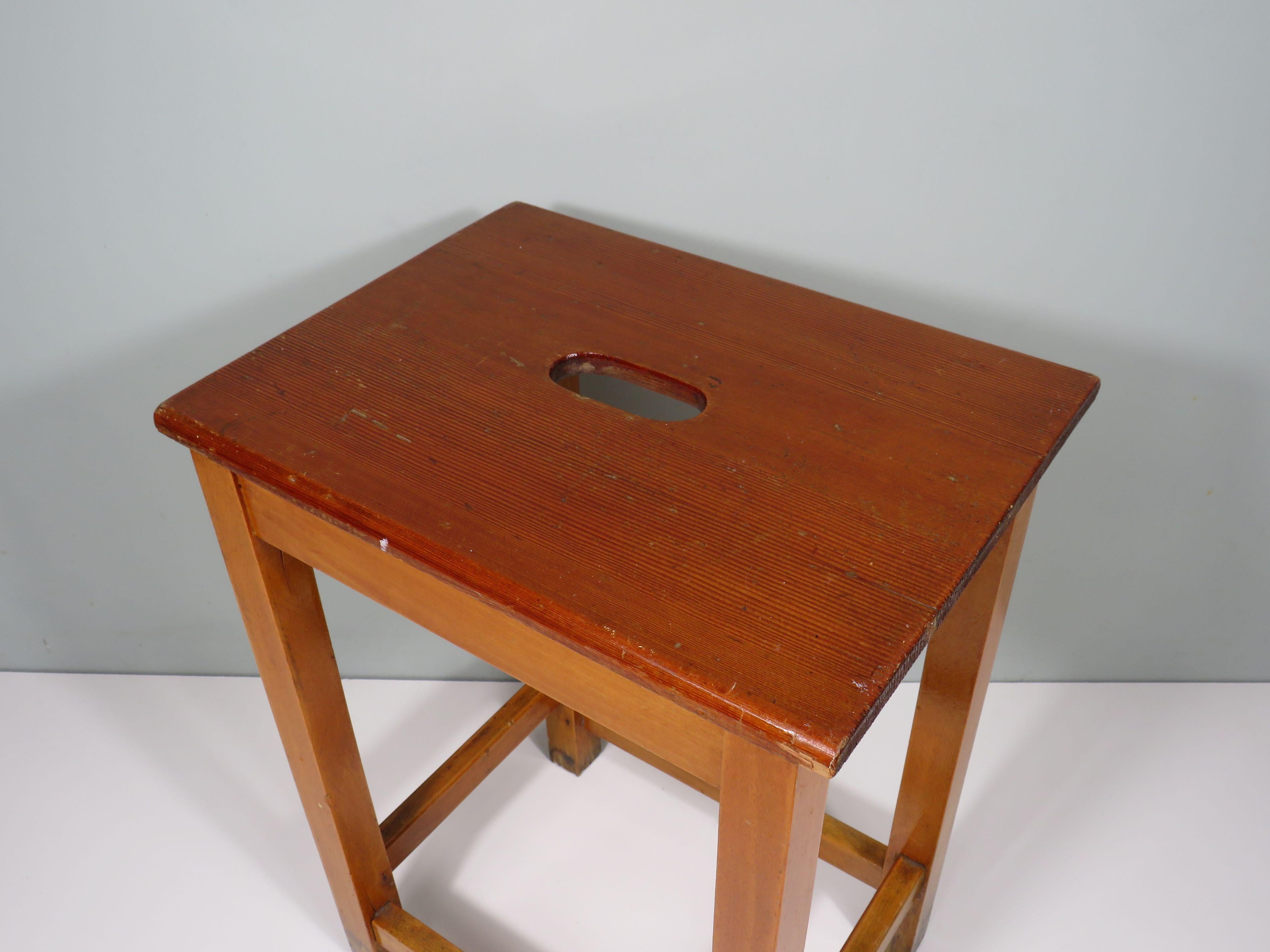 Verniciato Sgabello da studio di metà secolo fatto a mano con maniglia, Belgio 1960 in vendita