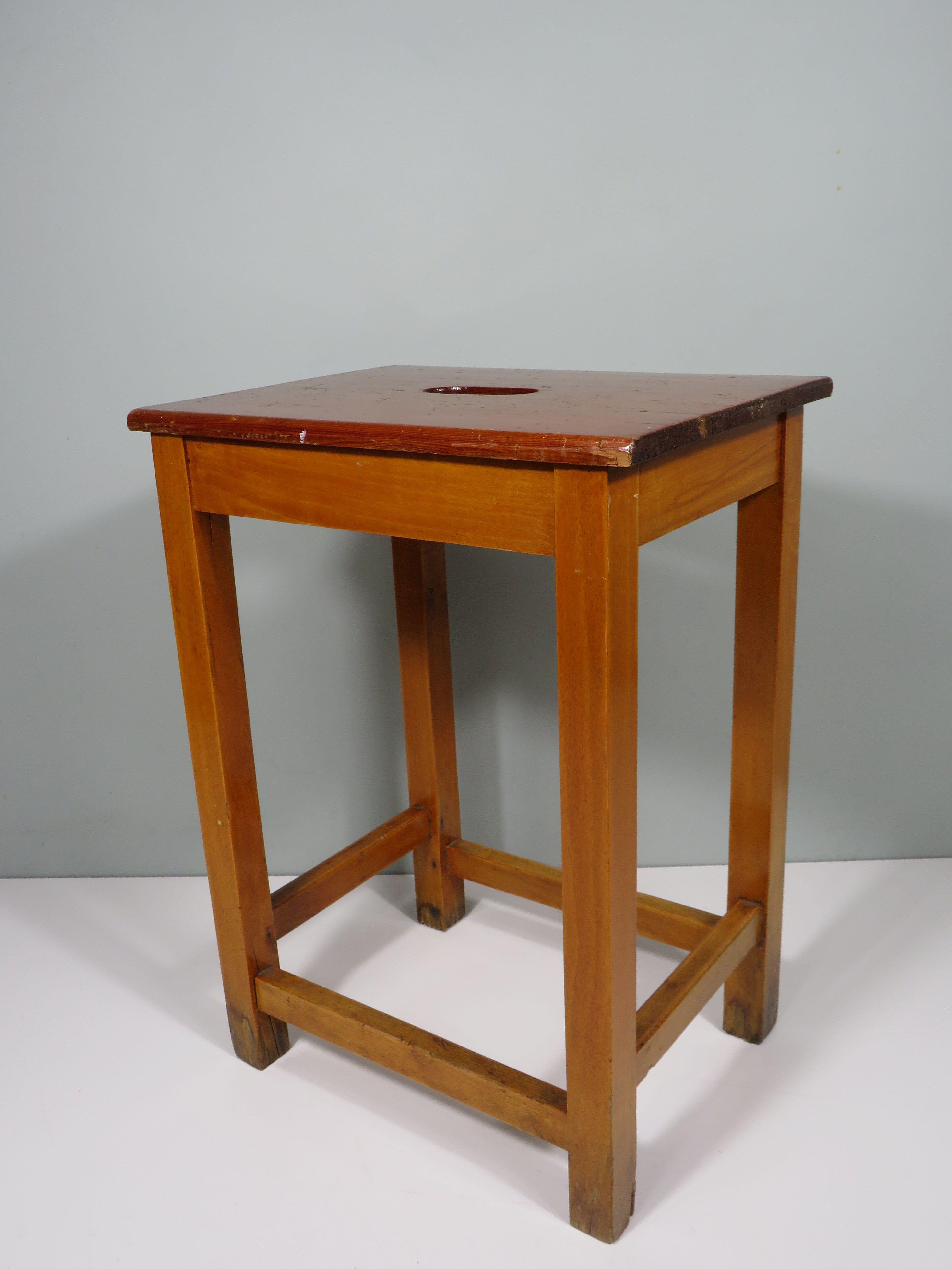 Sgabello da studio di metà secolo fatto a mano con maniglia, Belgio 1960 In condizioni buone in vendita a Herentals, BE