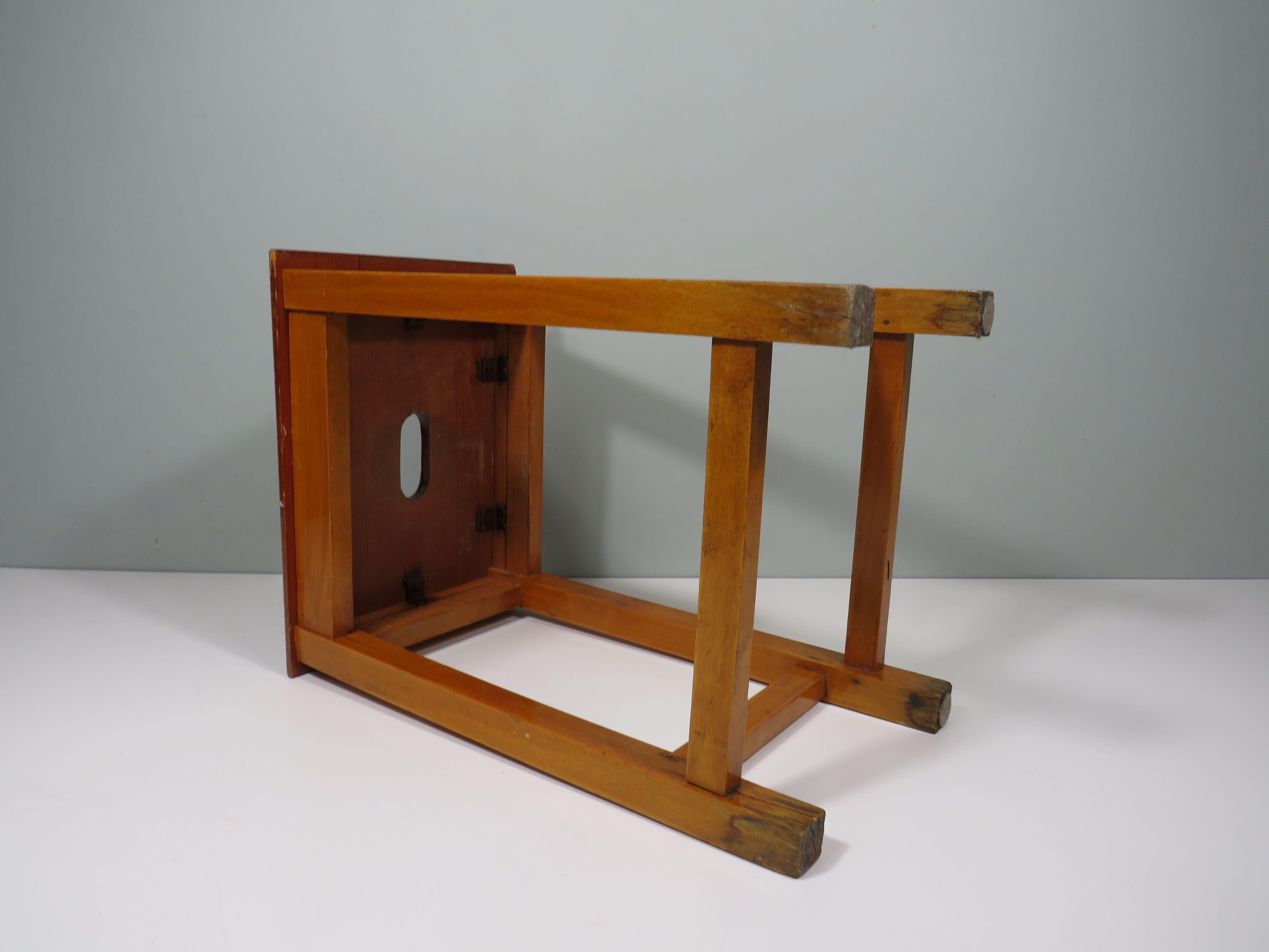 XX secolo Sgabello da studio di metà secolo fatto a mano con maniglia, Belgio 1960 in vendita