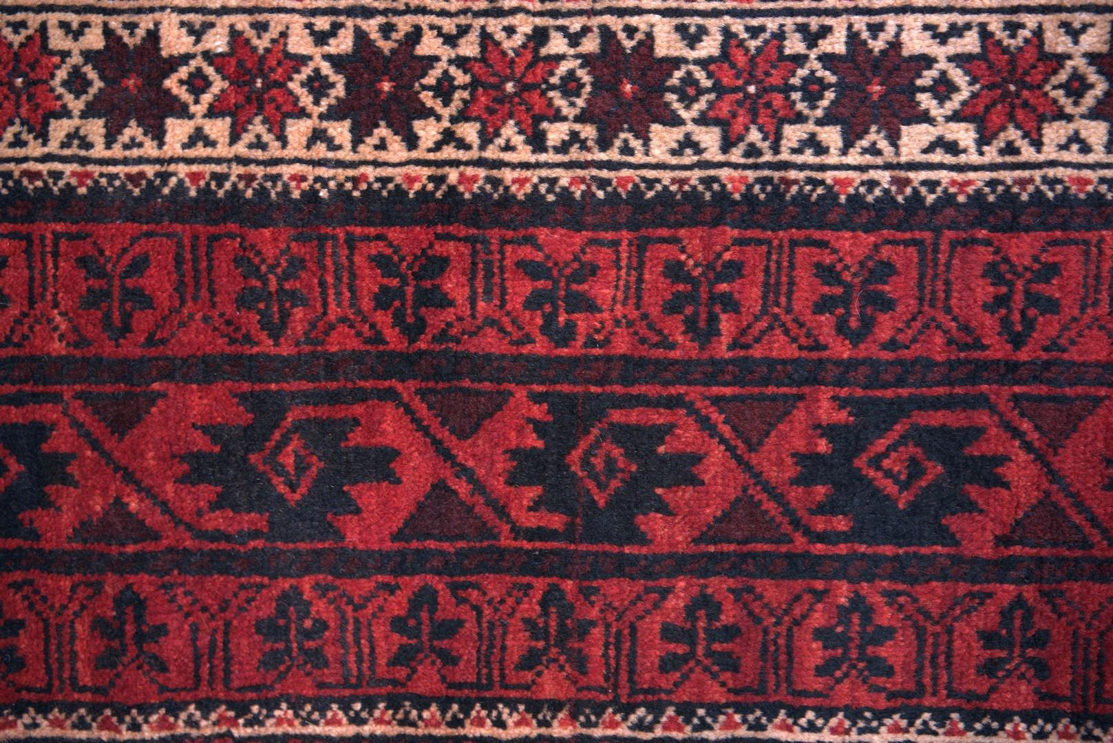 Handgefertigte Vintage- Belouchi aus antiker Lammfellwolle (Persisch) im Angebot