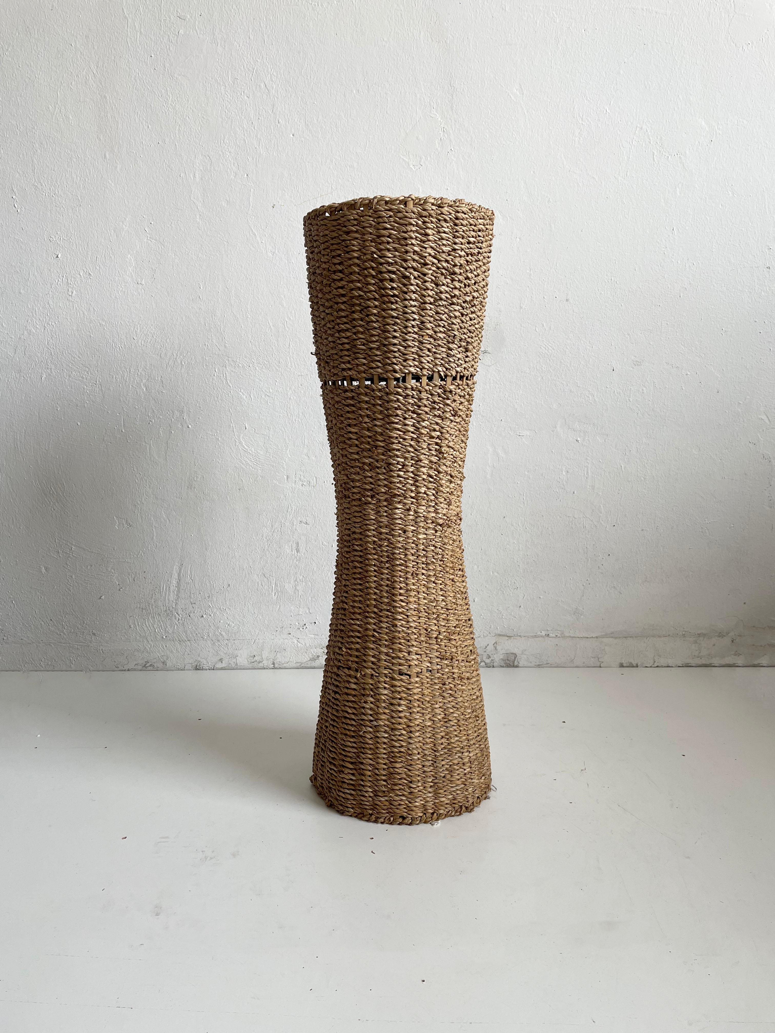 Beautiful column-shaped flower pot stand made of handwoven banana leaf, with an internal structure made of metal

Italy 1970s

Dimensions: 100 cm in height, 31 cm in diameter
the compartment for the flower pot measures: 24.5 cm is the lower