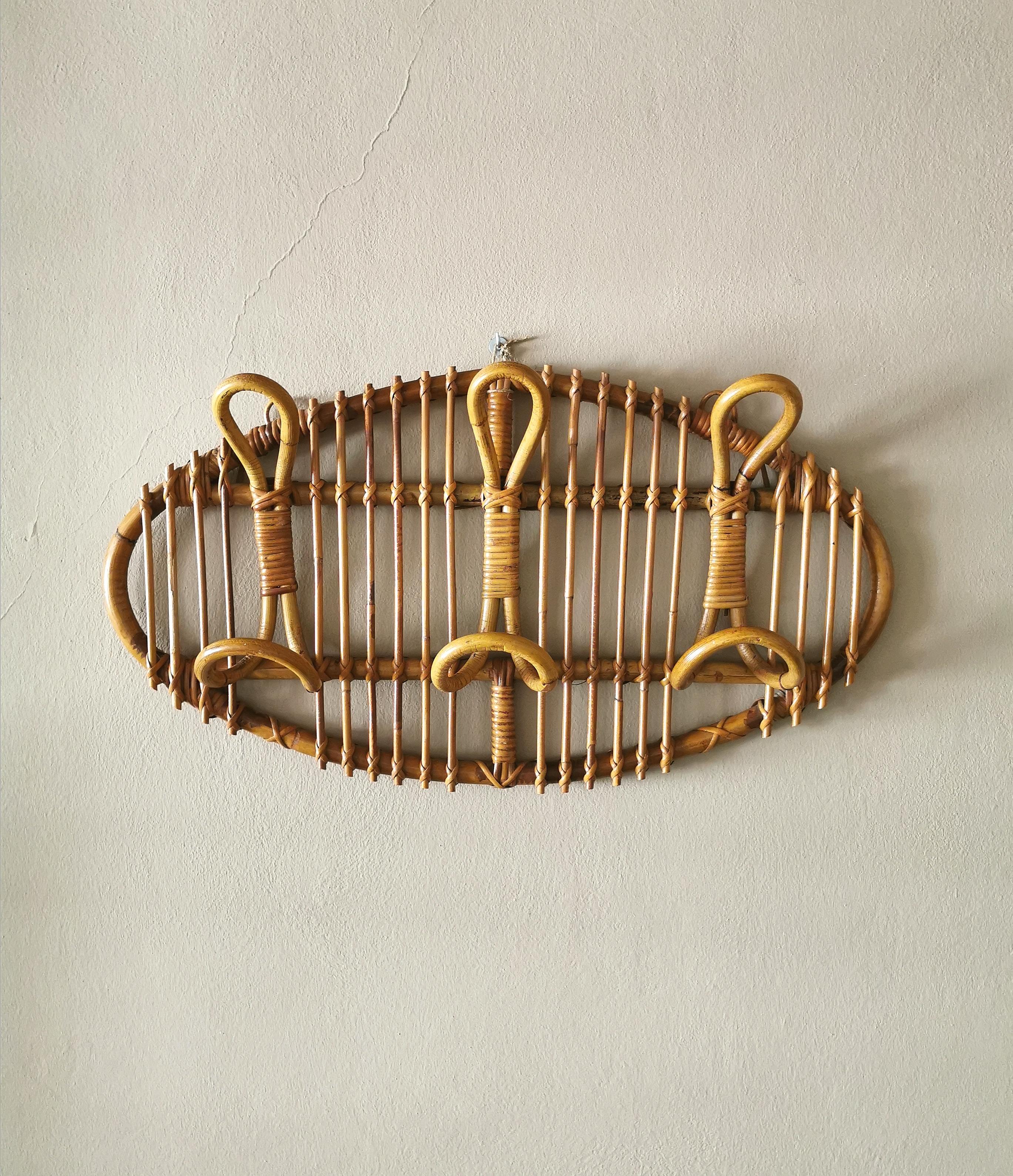 Oval-shaped wall coat rack made of rattan in the style of Franco Albini with 6 hooks for your clothes. Made in Italy in the 1960s.