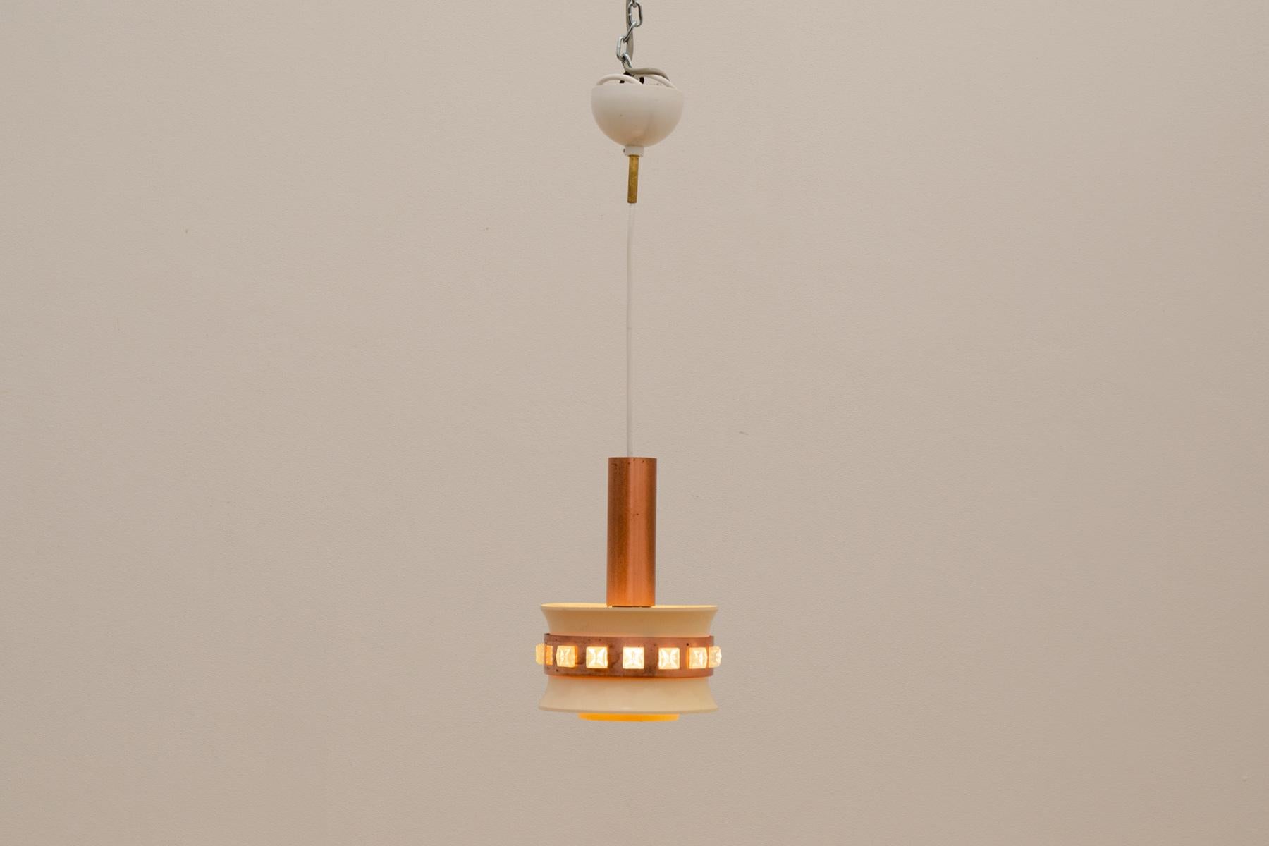 Cette suspension du milieu du siècle a été fabriquée dans l'ancienne Tchécoslovaquie dans les années 1970.

Il est fait de verre taillé, de plastique, de métal et de chrome. Très bon état de conservation, seul un petit verre est