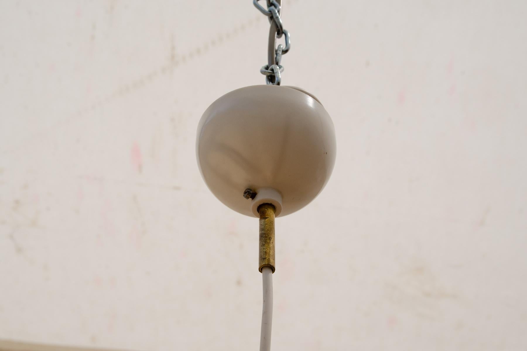 Lampe suspendue du milieu du siècle, Tchécoslovaquie, années 1970 en vente 2
