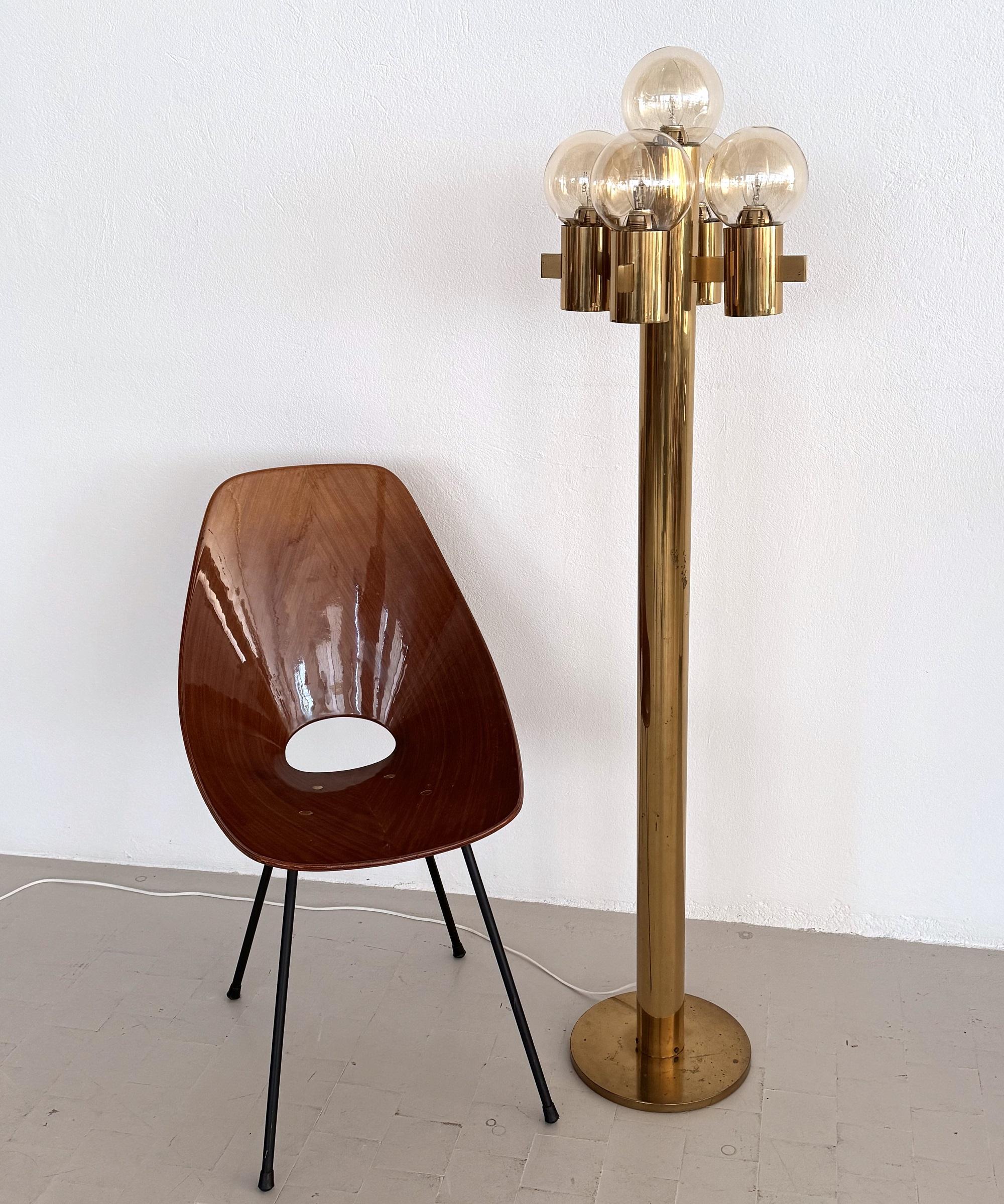 Mid-Century Hans-Agne Jakobsson Brass Floor Lamp with 5 Glasses

Gorgeous Floor lamp manufactured during the Mid-Century, Design attributed to Hans-Agne Jakobsson.
The light is made of brass with beautiful dark patina and some signs of wear and