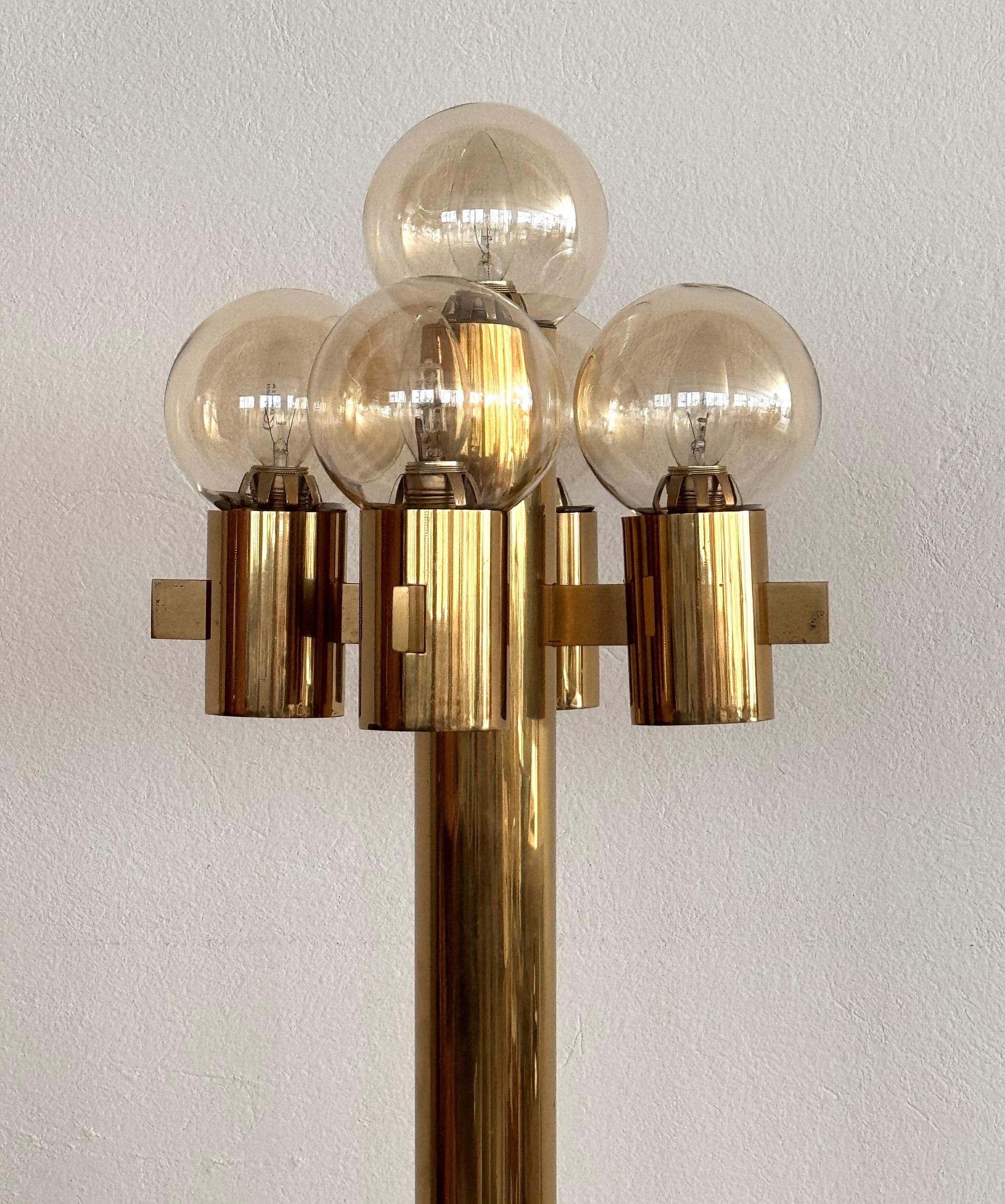 Mid-Century Hans-Agne Jakobsson Brass Floor Lamp with 5 Glasses In Good Condition For Sale In Morazzone, Varese