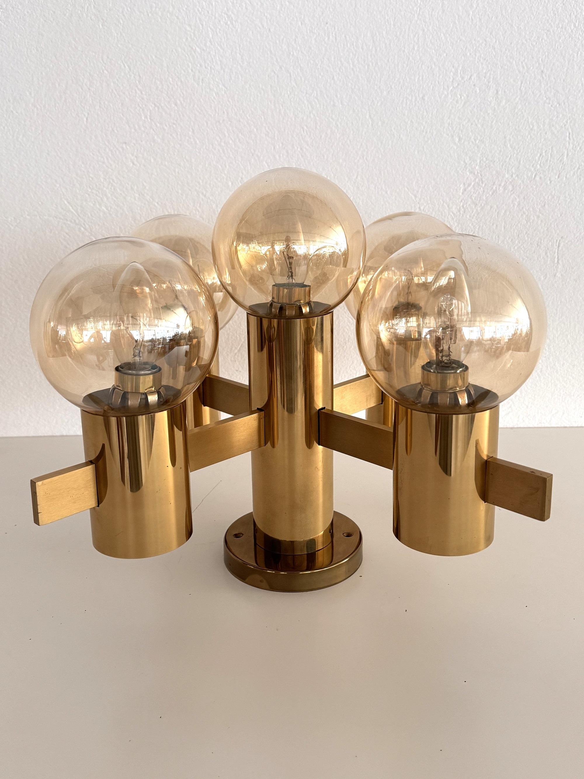 Mid-Century Hans-Agne Jakobsson Brass Flush Mount Chandelier with 5 Glasses In Good Condition For Sale In Morazzone, Varese