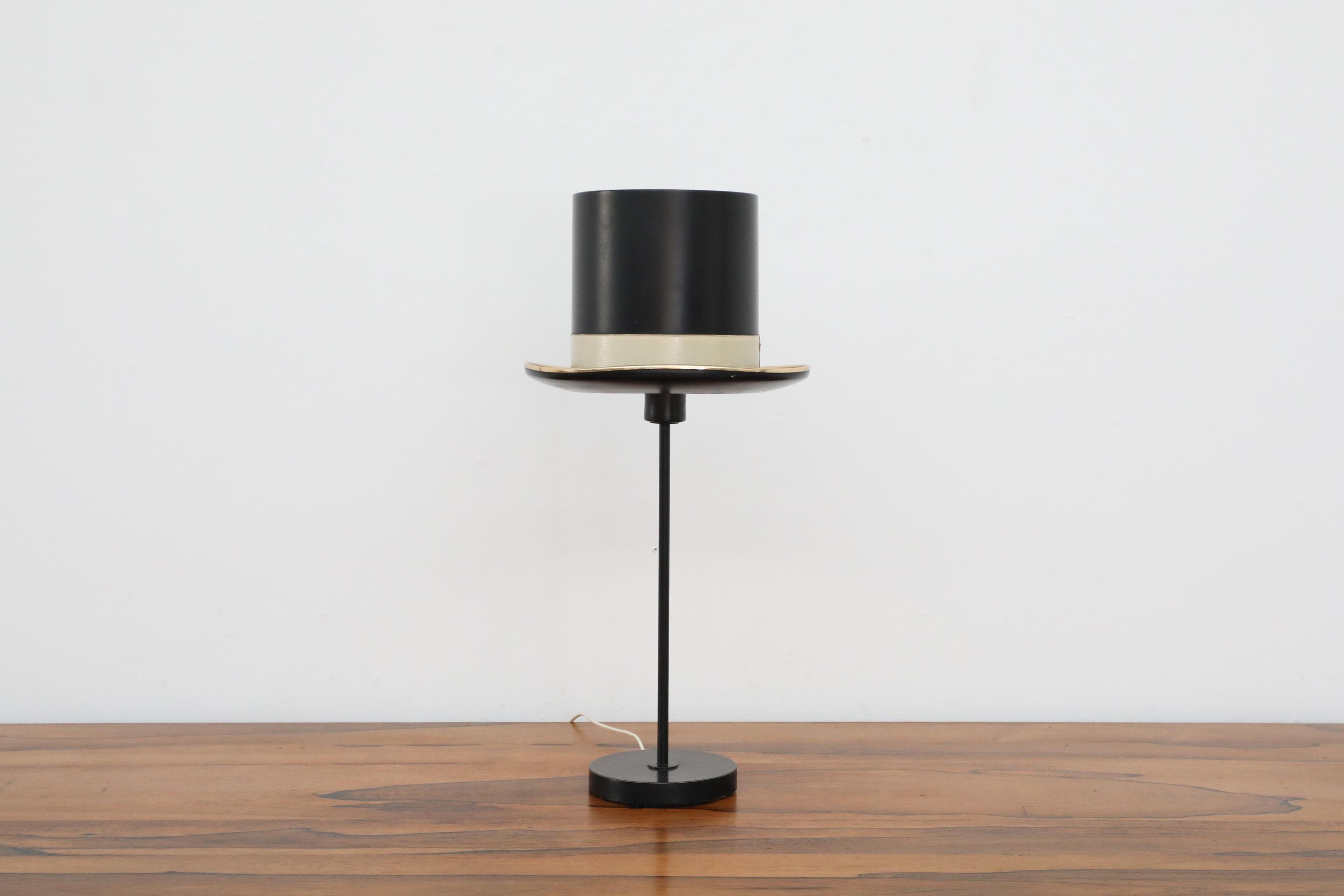 Una piacevole incursione nella Pop-art degli anni '60 di Hans-Agne Jakobsson per Markaryd. Il tempo ha sbiadito la fascia, ma il pezzo è in buone condizioni originali con un'usura adeguata all'età. Un design spiritoso e particolare che trasforma un